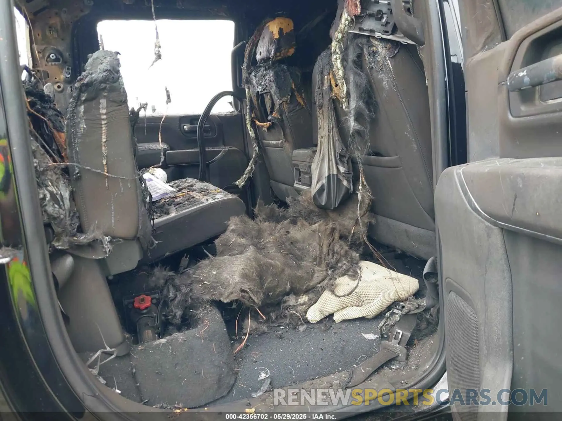 8 Фотография поврежденного автомобиля 1GT49WEY2PF128322 GMC SIERRA 3500HD 2023