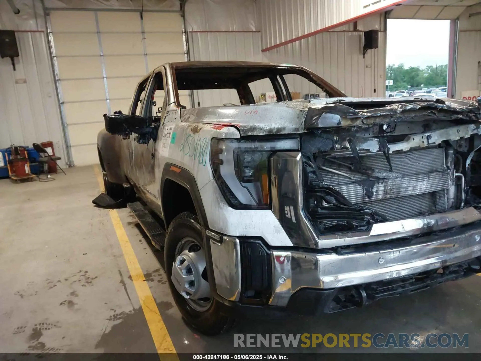1 Photograph of a damaged car 1GT4USEY7SF146802 GMC SIERRA 3500HD 2025