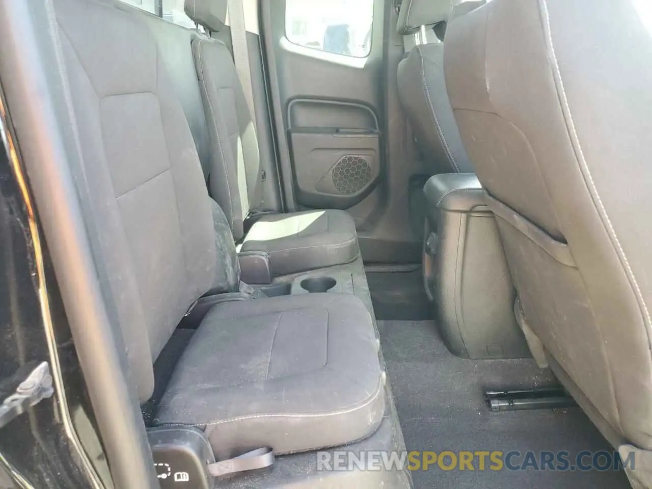 10 Photograph of a damaged car 1GTH5CEA9K1300897 GMC TERRAIN 2019