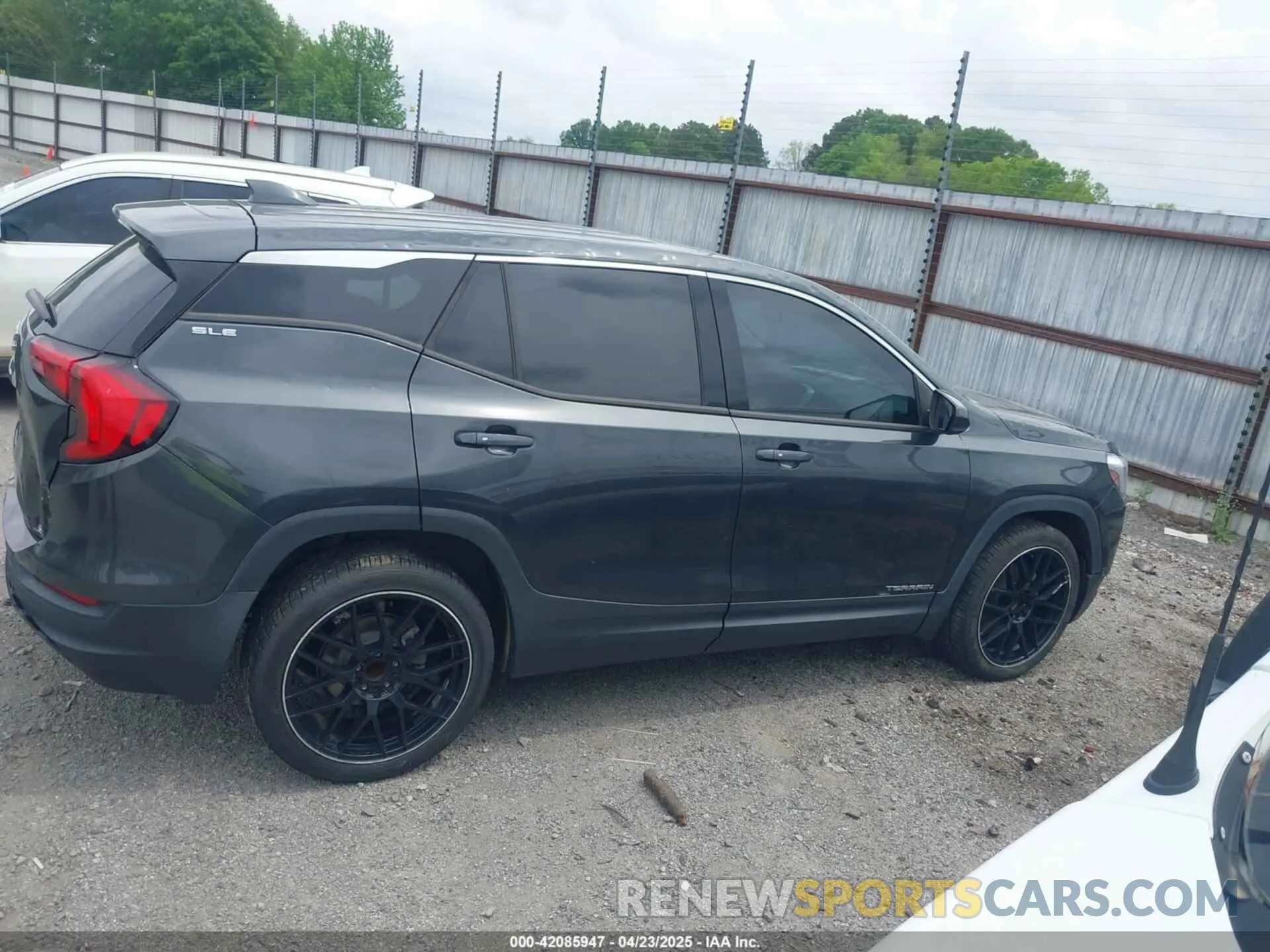 13 Photograph of a damaged car 3GKALMEV5LL195418 GMC TERRAIN 2020