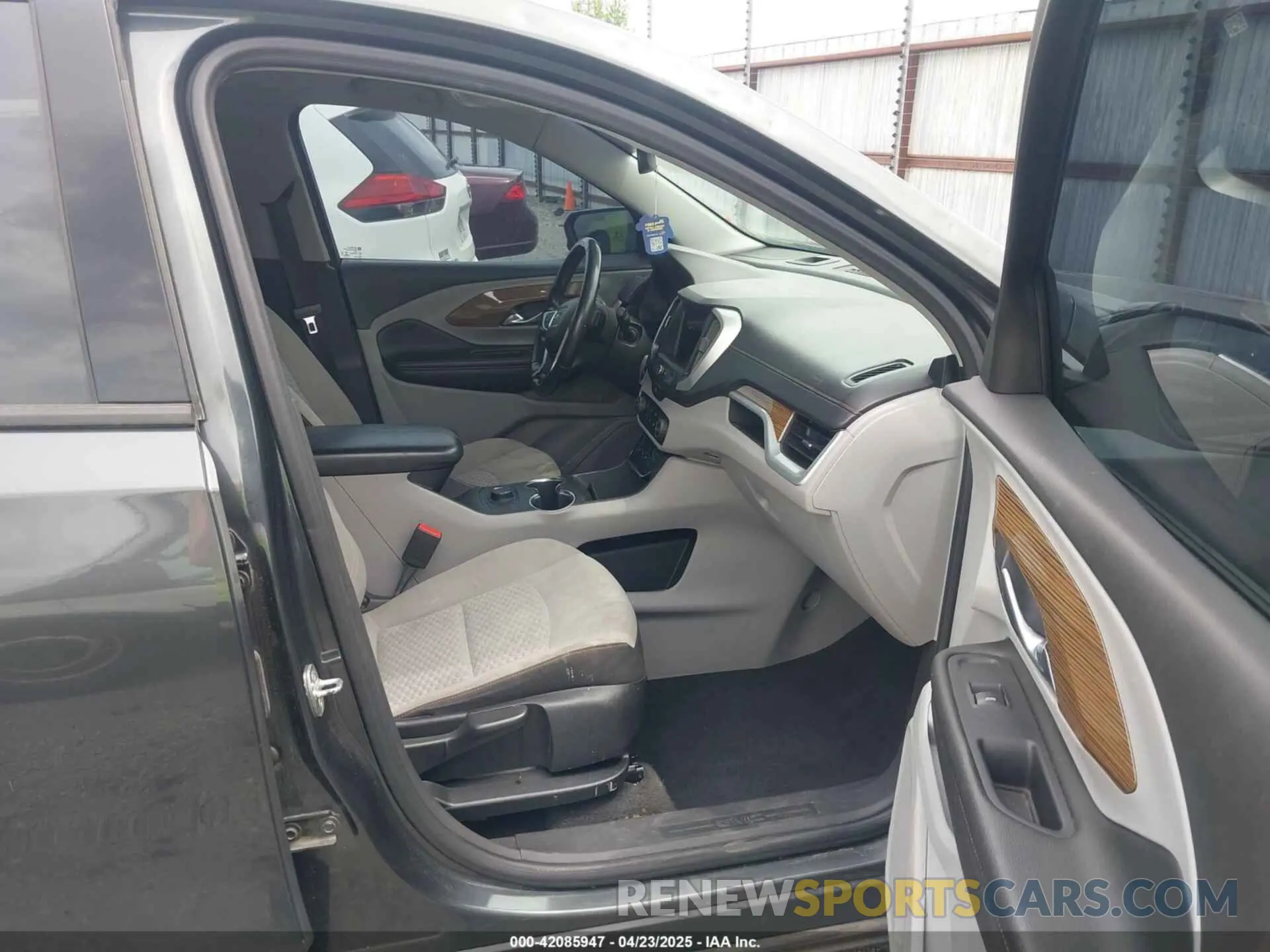 5 Photograph of a damaged car 3GKALMEV5LL195418 GMC TERRAIN 2020
