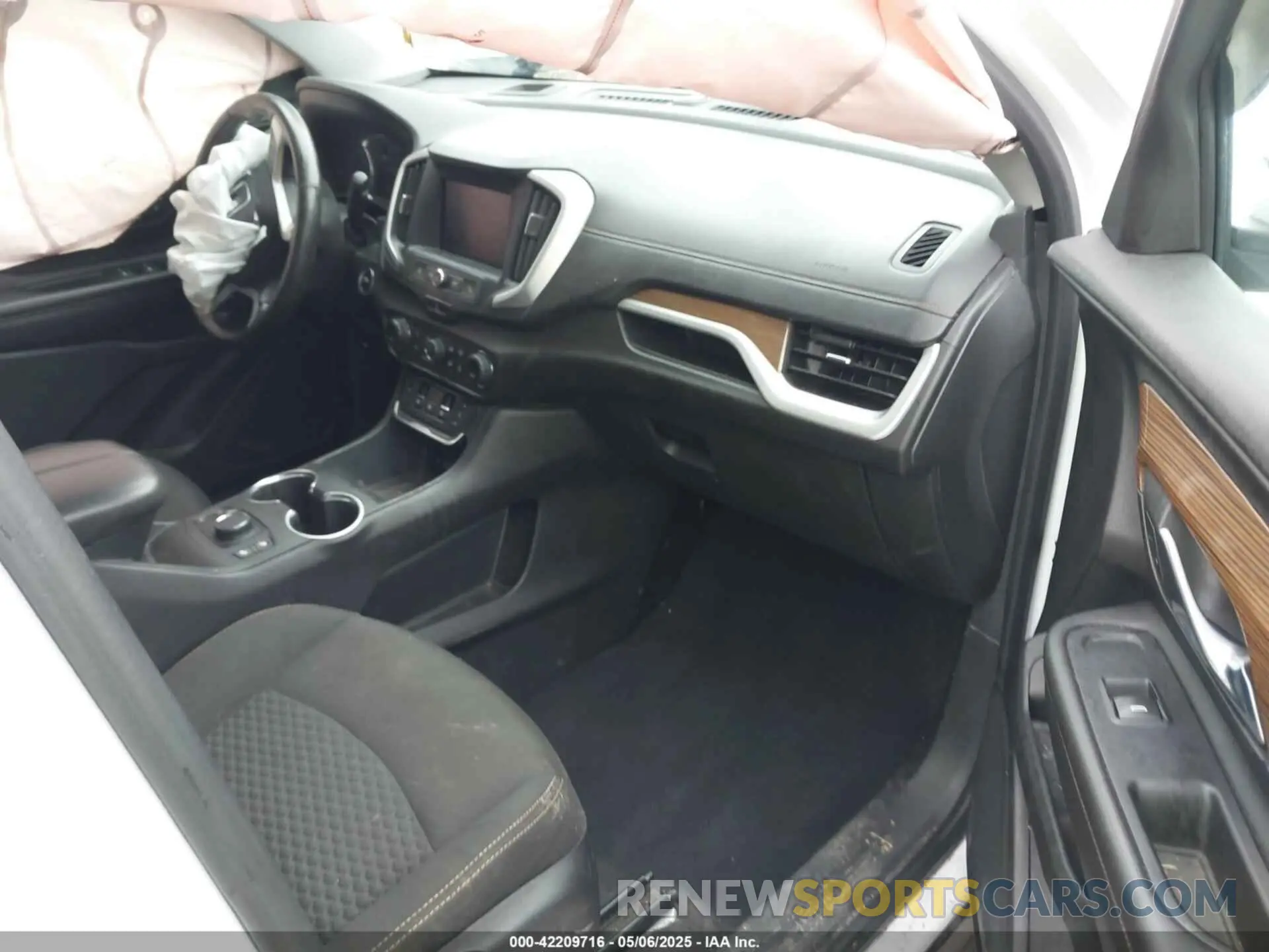 5 Photograph of a damaged car 3GKALMEV8LL178936 GMC TERRAIN 2020