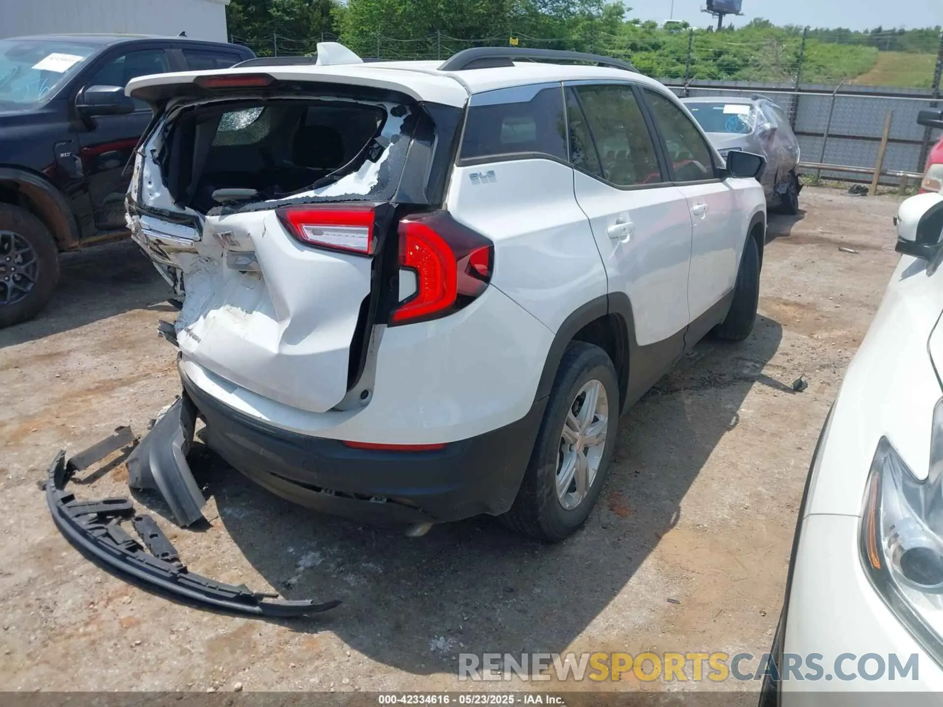 4 Photograph of a damaged car 3GKALMEV1NL138927 GMC TERRAIN 2022