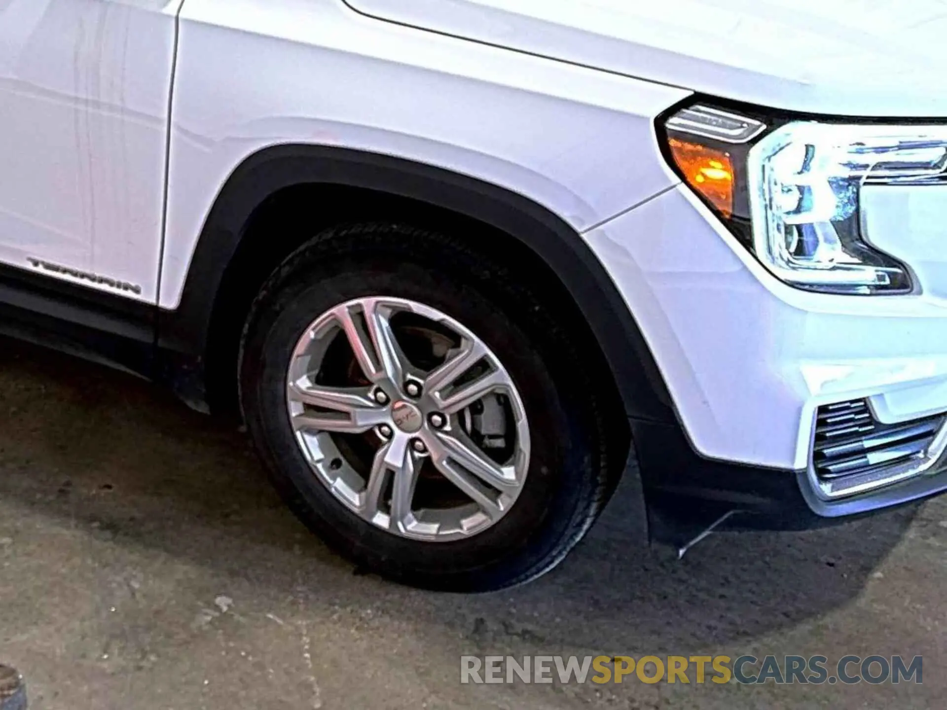 32 Photograph of a damaged car 3GKALMEV9NL212210 GMC TERRAIN 2022