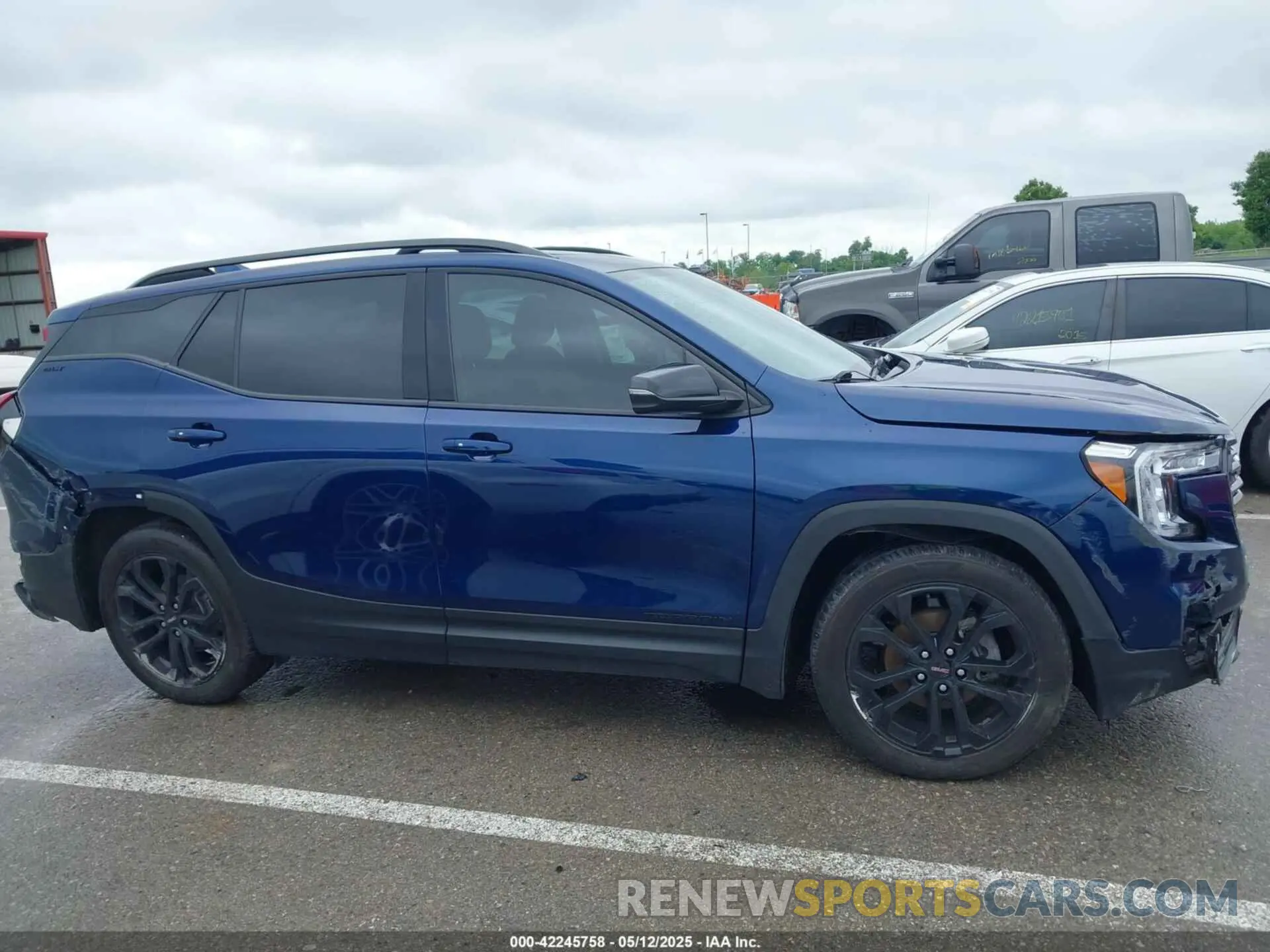 13 Photograph of a damaged car 3GKALPEV4NL293635 GMC TERRAIN 2022