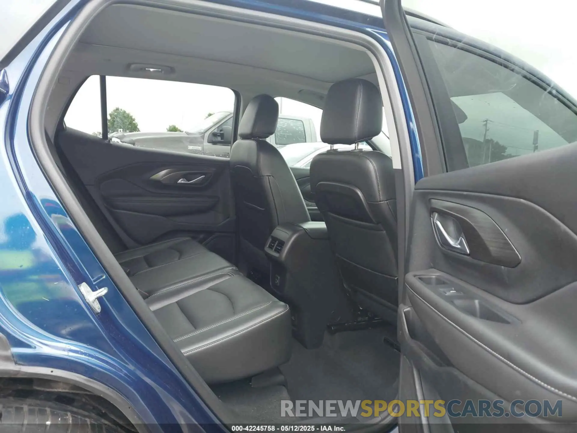 8 Photograph of a damaged car 3GKALPEV4NL293635 GMC TERRAIN 2022