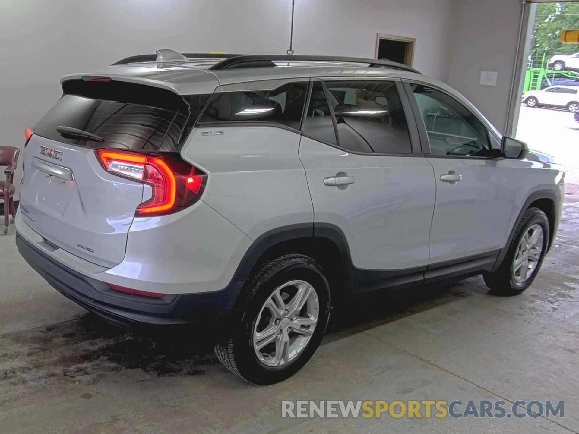 10 Photograph of a damaged car 3GKALTEV5NL230570 GMC TERRAIN 2022