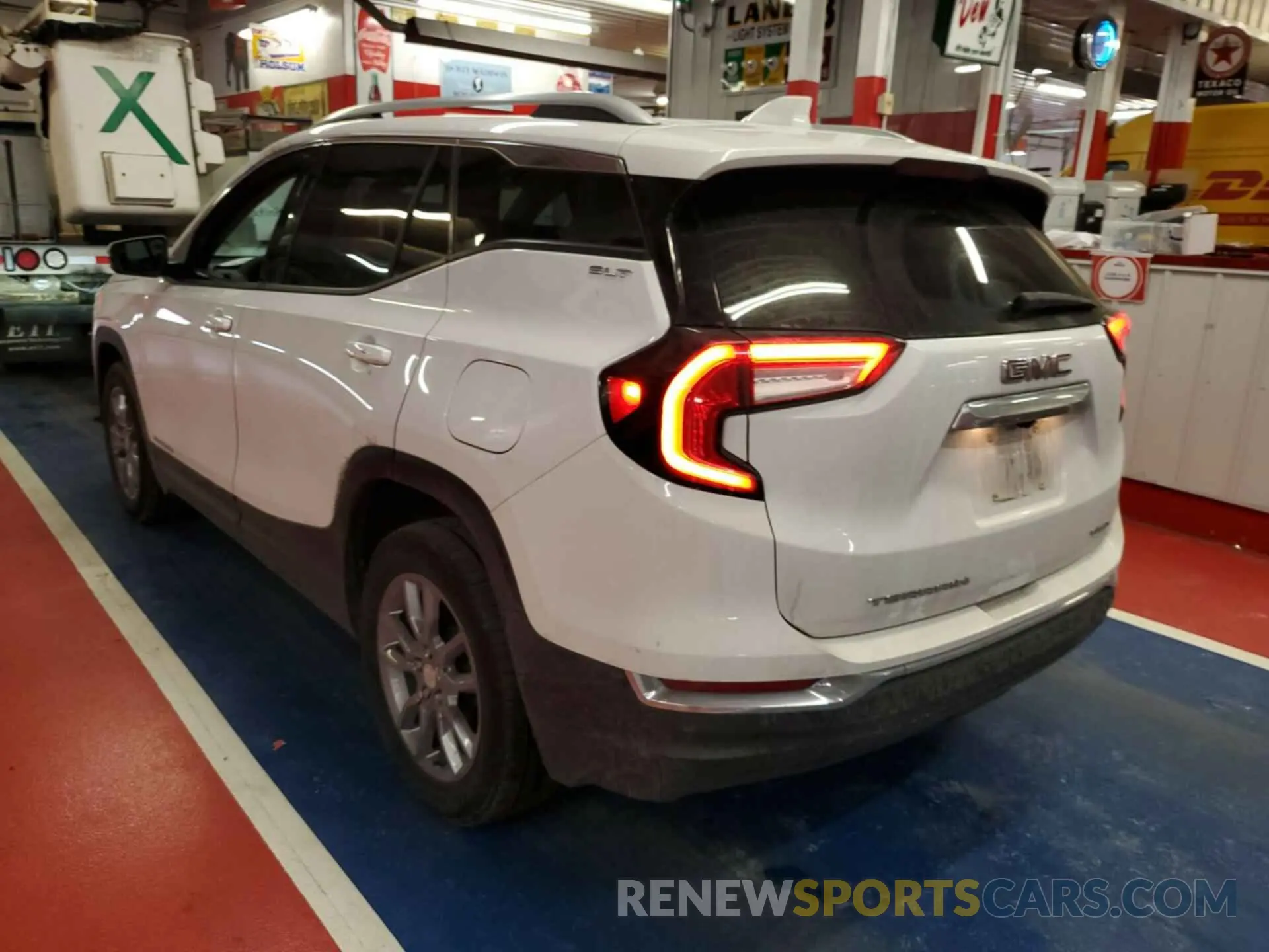10 Photograph of a damaged car 3GKALVEV2NL232028 GMC TERRAIN 2022