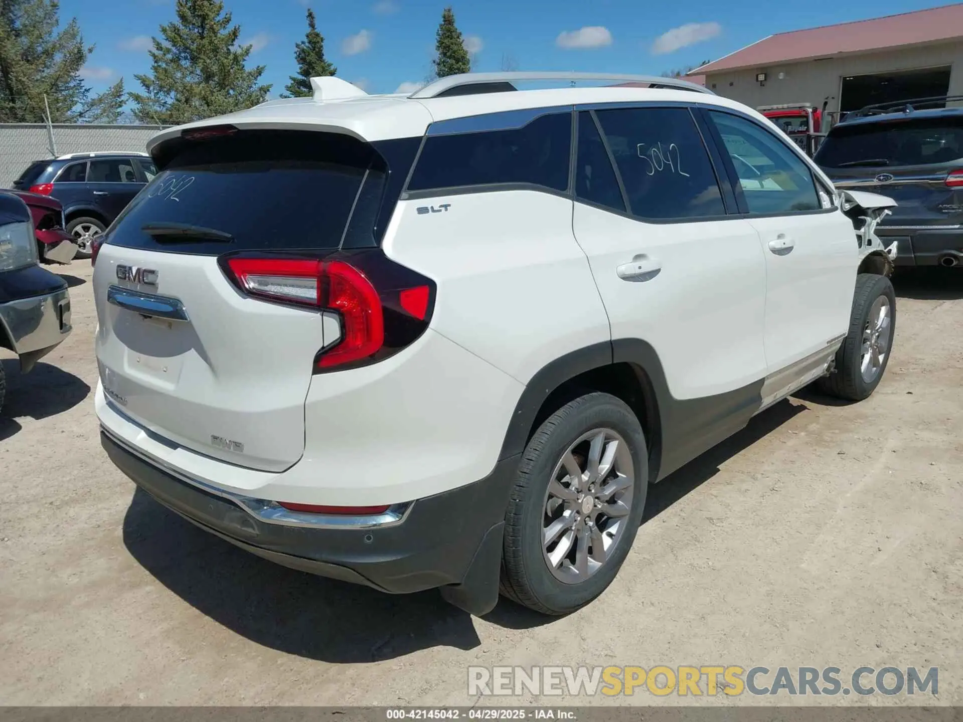 4 Photograph of a damaged car 3GKALVEV5NL125040 GMC TERRAIN 2022