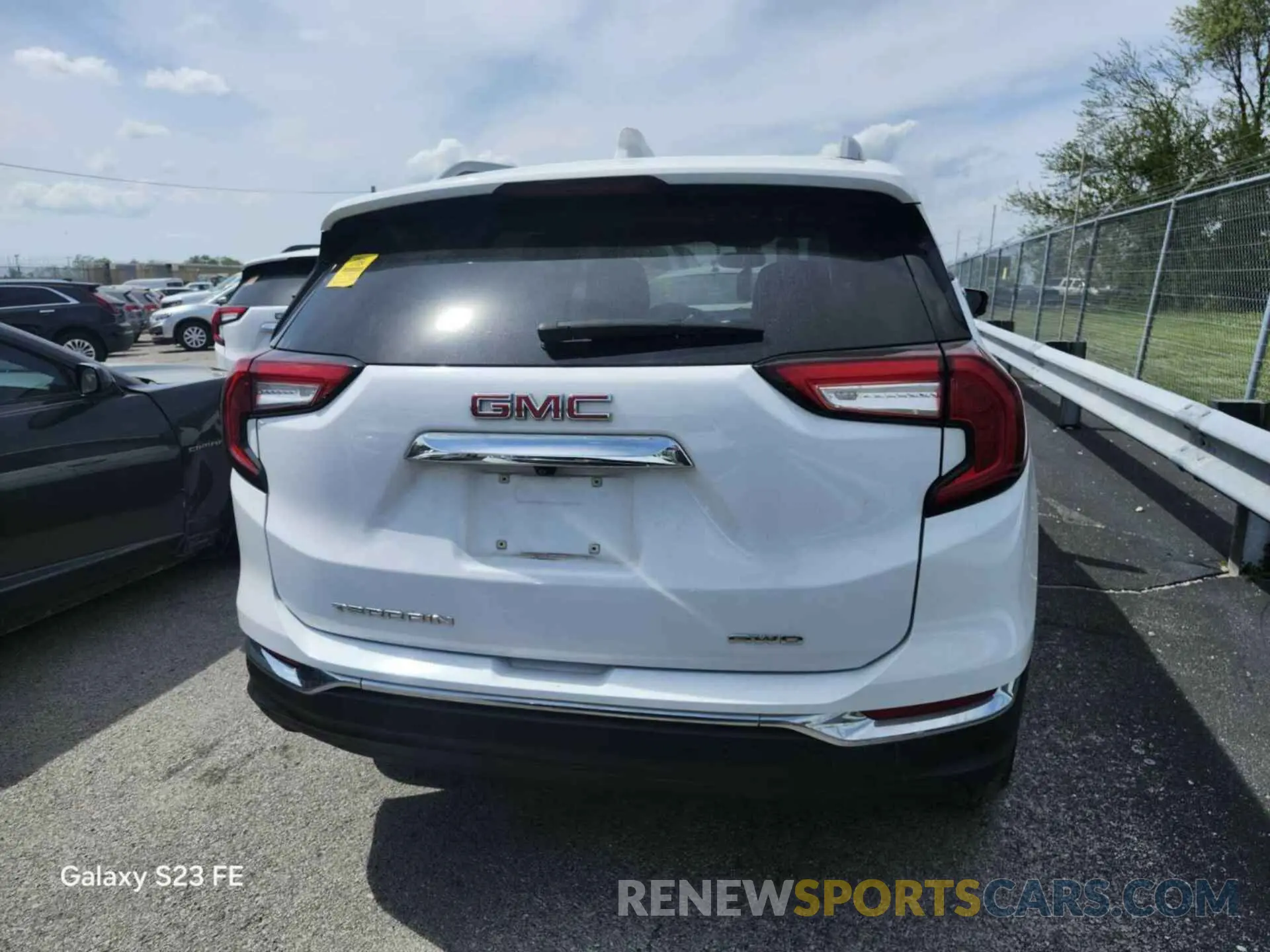 24 Photograph of a damaged car 3GKALVEVXNL142397 GMC TERRAIN 2022
