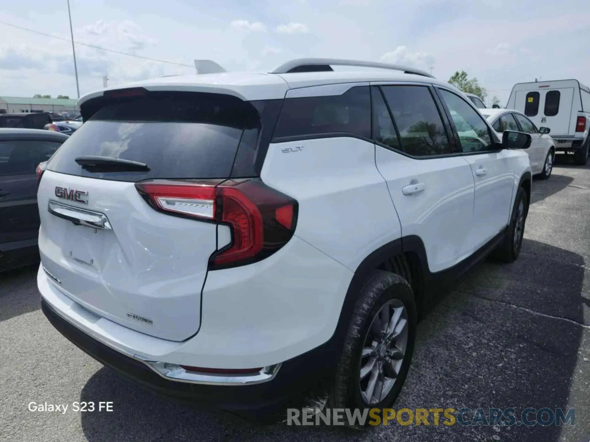27 Photograph of a damaged car 3GKALVEVXNL142397 GMC TERRAIN 2022