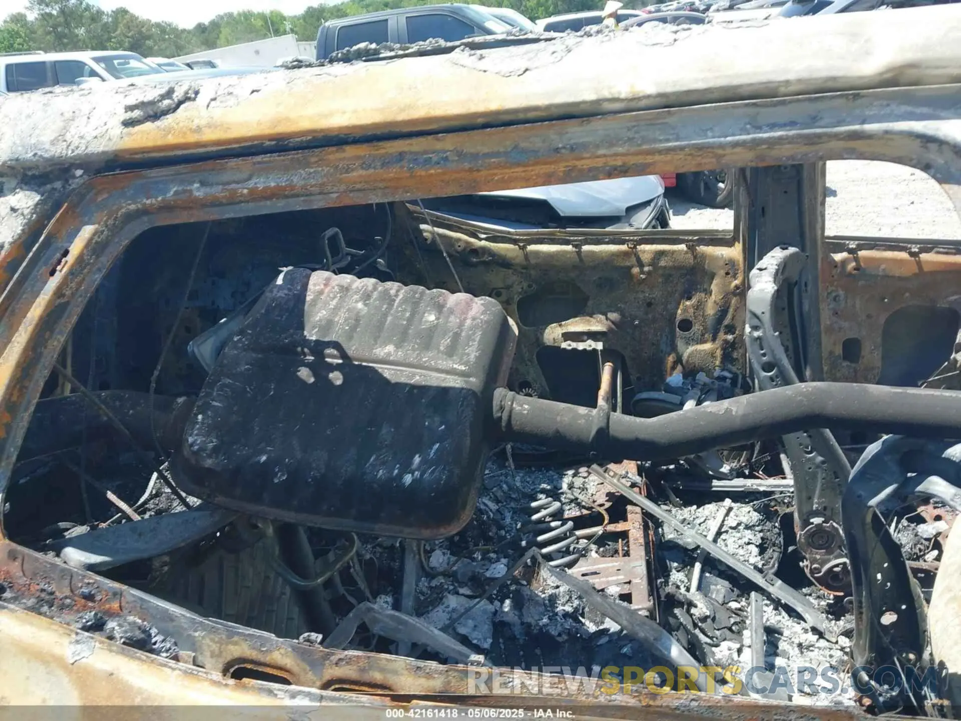 8 Photograph of a damaged car 3GKALMEG1RL104445 GMC TERRAIN 2024