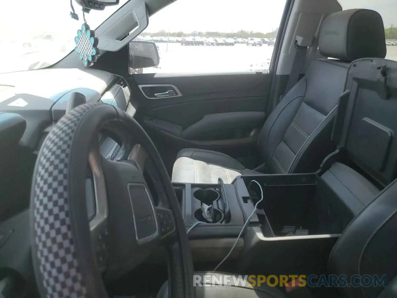 7 Photograph of a damaged car 1GKS1CKJ9KR128706 GMC YUKON 2019