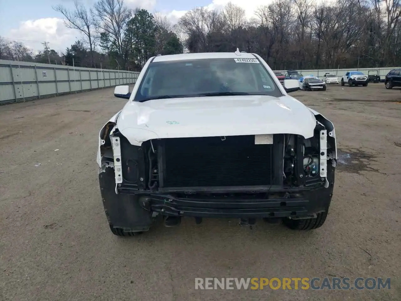 5 Photograph of a damaged car 1GKS1GKC3KR189963 GMC YUKON 2019