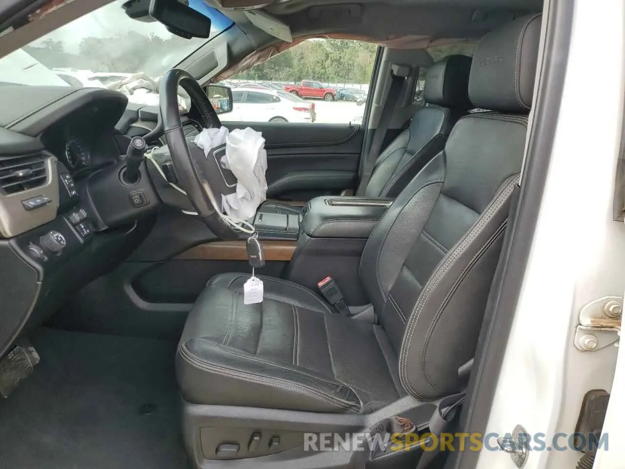 7 Photograph of a damaged car 1GKS1HKJ2KR178862 GMC YUKON 2019