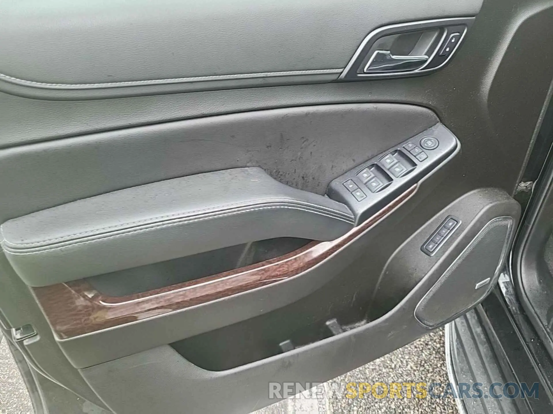 14 Photograph of a damaged car 1GKS2BKC0KR281127 GMC YUKON 2019