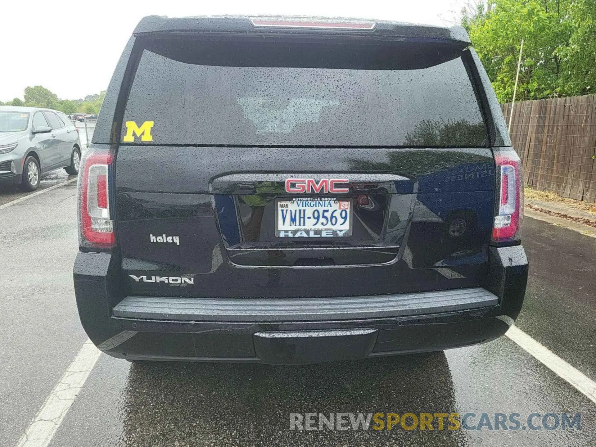 17 Photograph of a damaged car 1GKS2BKC0KR281127 GMC YUKON 2019
