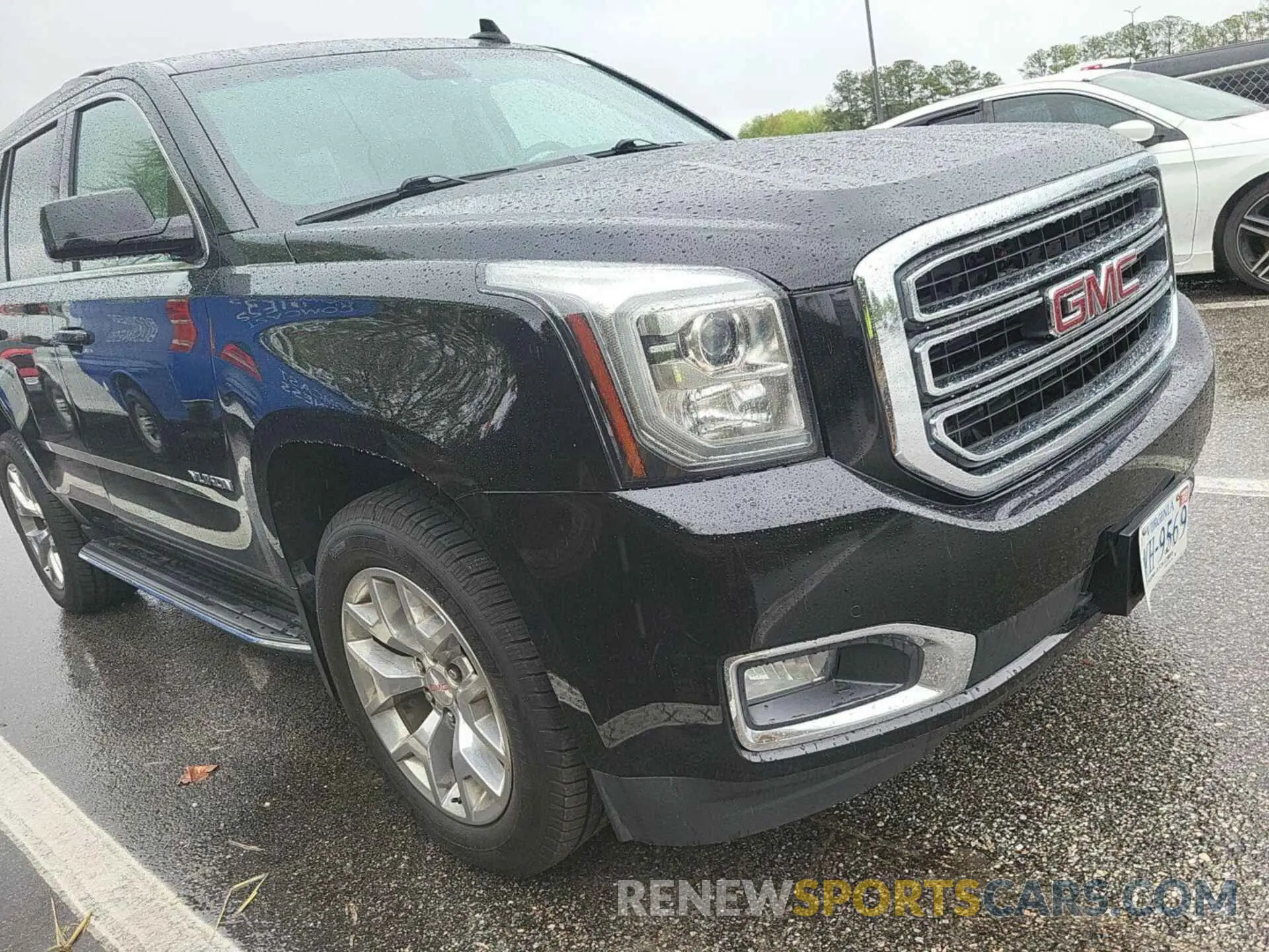 18 Photograph of a damaged car 1GKS2BKC0KR281127 GMC YUKON 2019