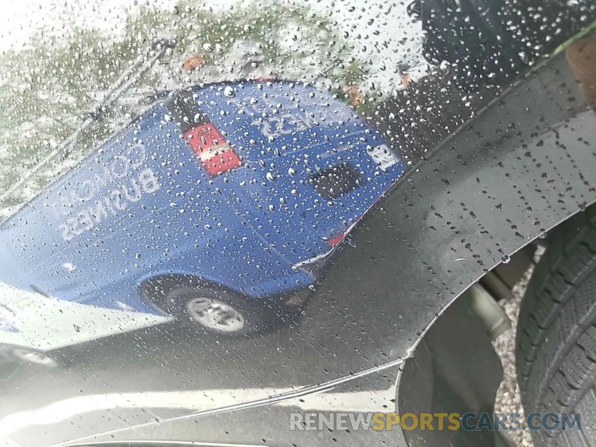 32 Photograph of a damaged car 1GKS2BKC0KR281127 GMC YUKON 2019