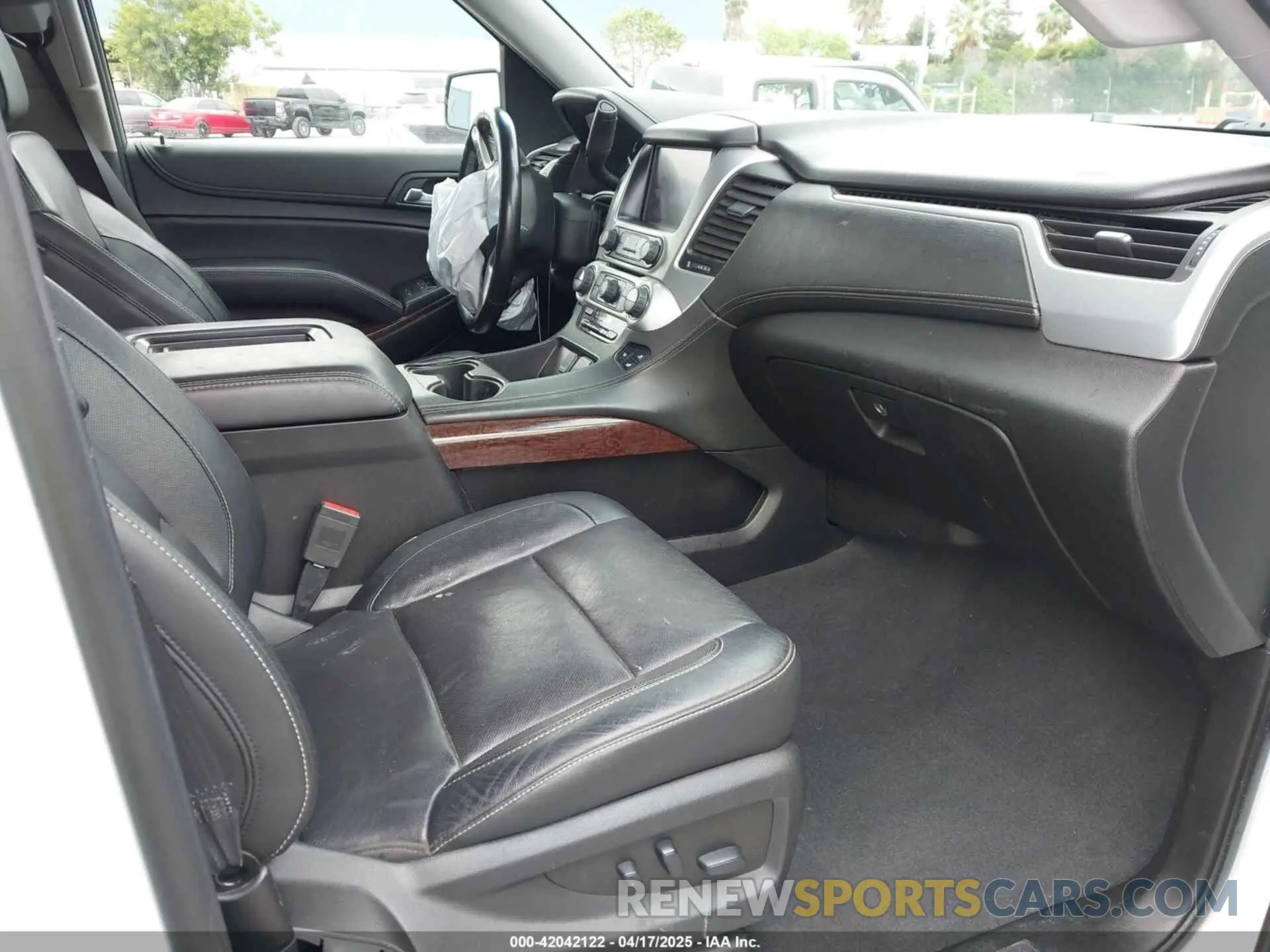 5 Photograph of a damaged car 1GKS2BKC3KR160060 GMC YUKON 2019