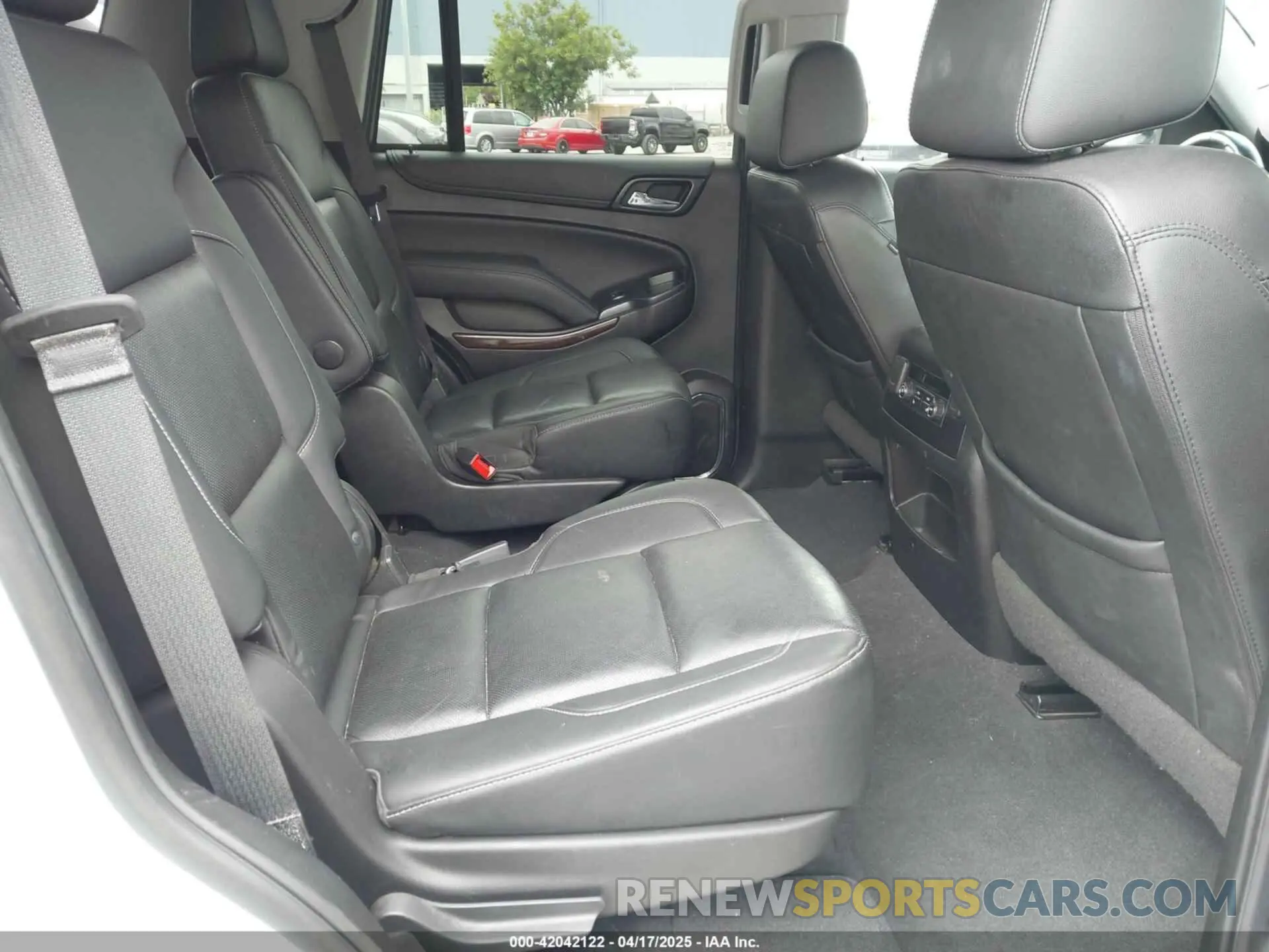 8 Photograph of a damaged car 1GKS2BKC3KR160060 GMC YUKON 2019
