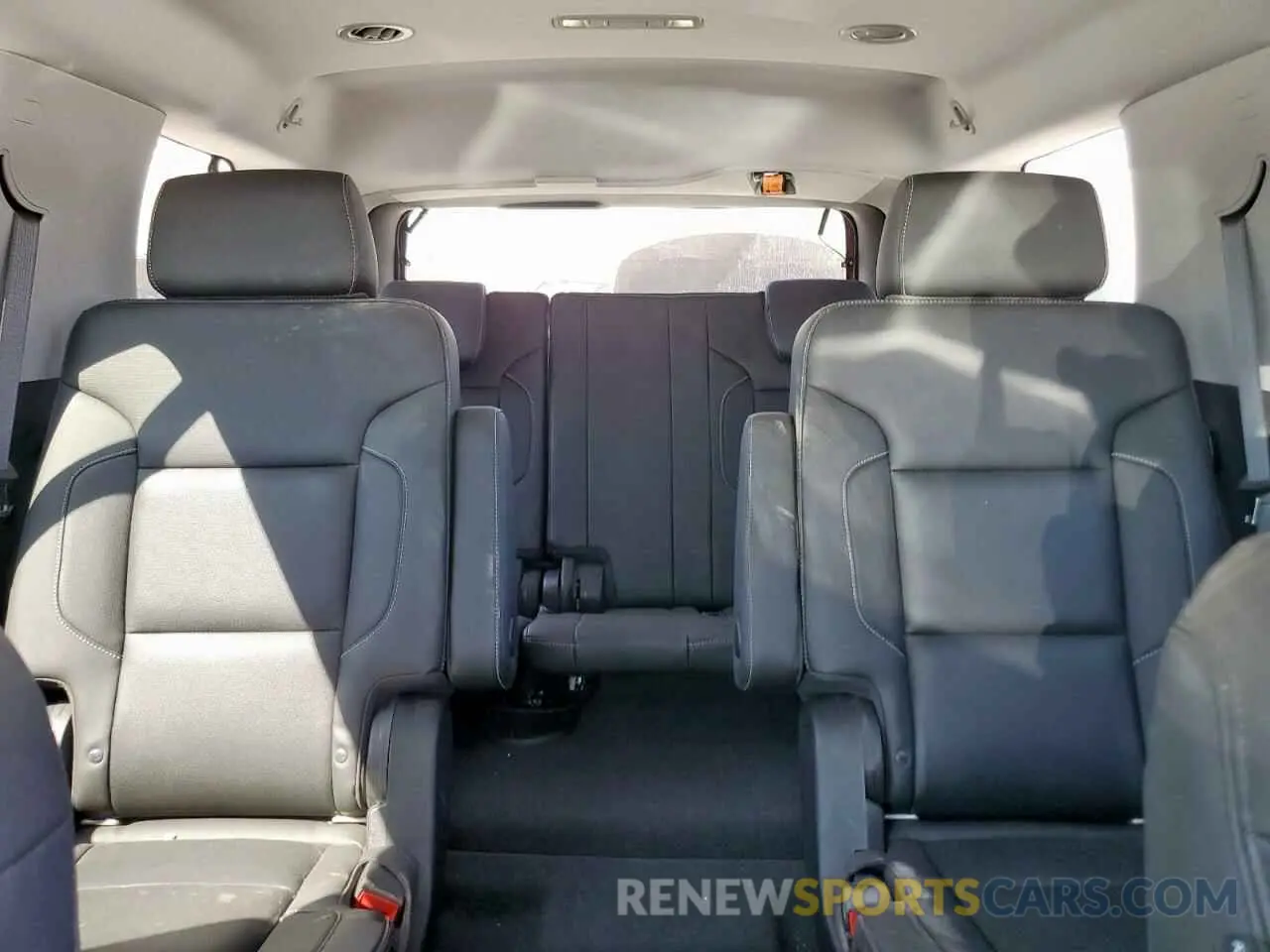 10 Photograph of a damaged car 1GKS2BKJ3KR199763 GMC YUKON 2019