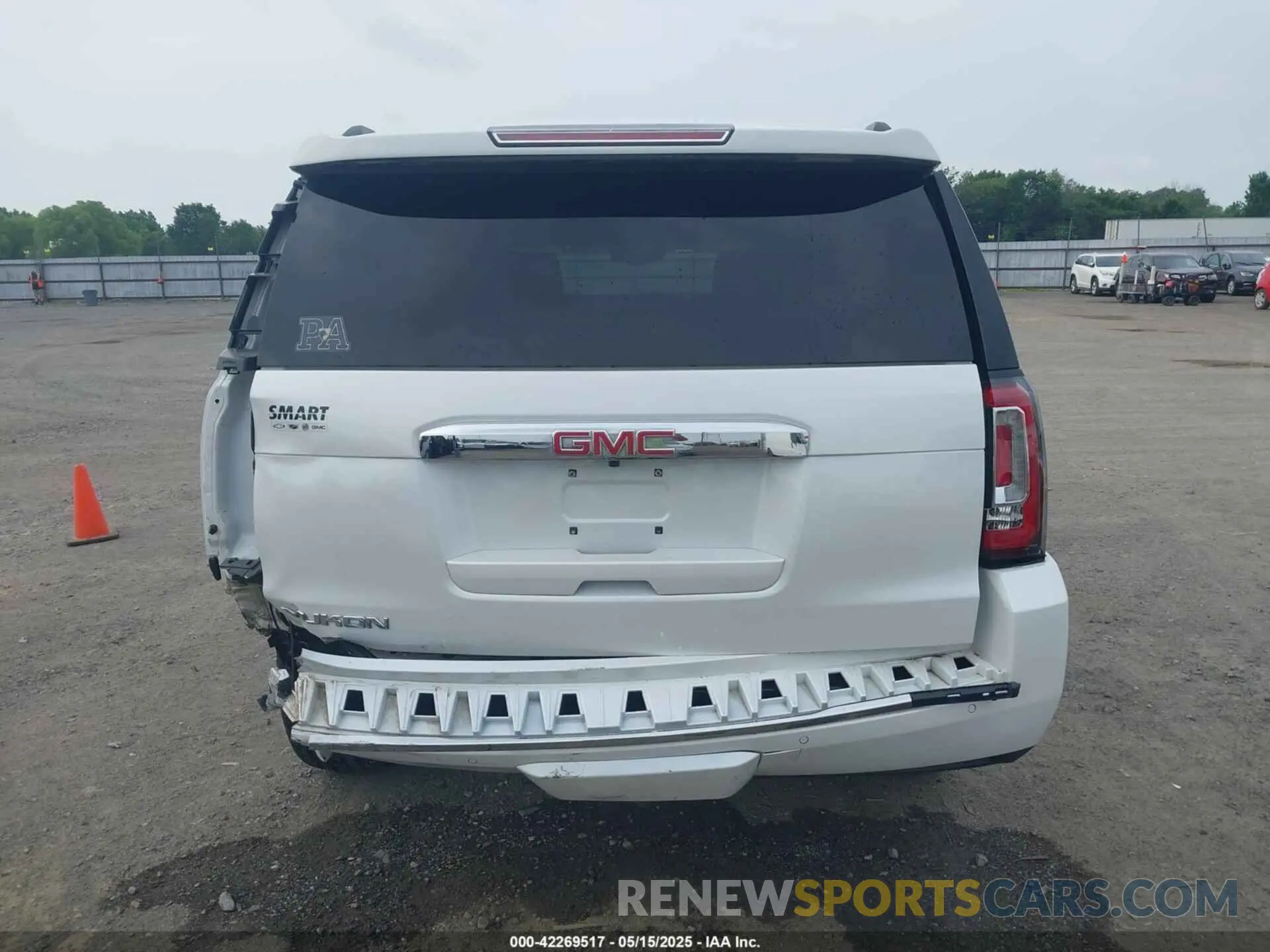 17 Photograph of a damaged car 1GKS2CKJ8KR355981 GMC YUKON 2019