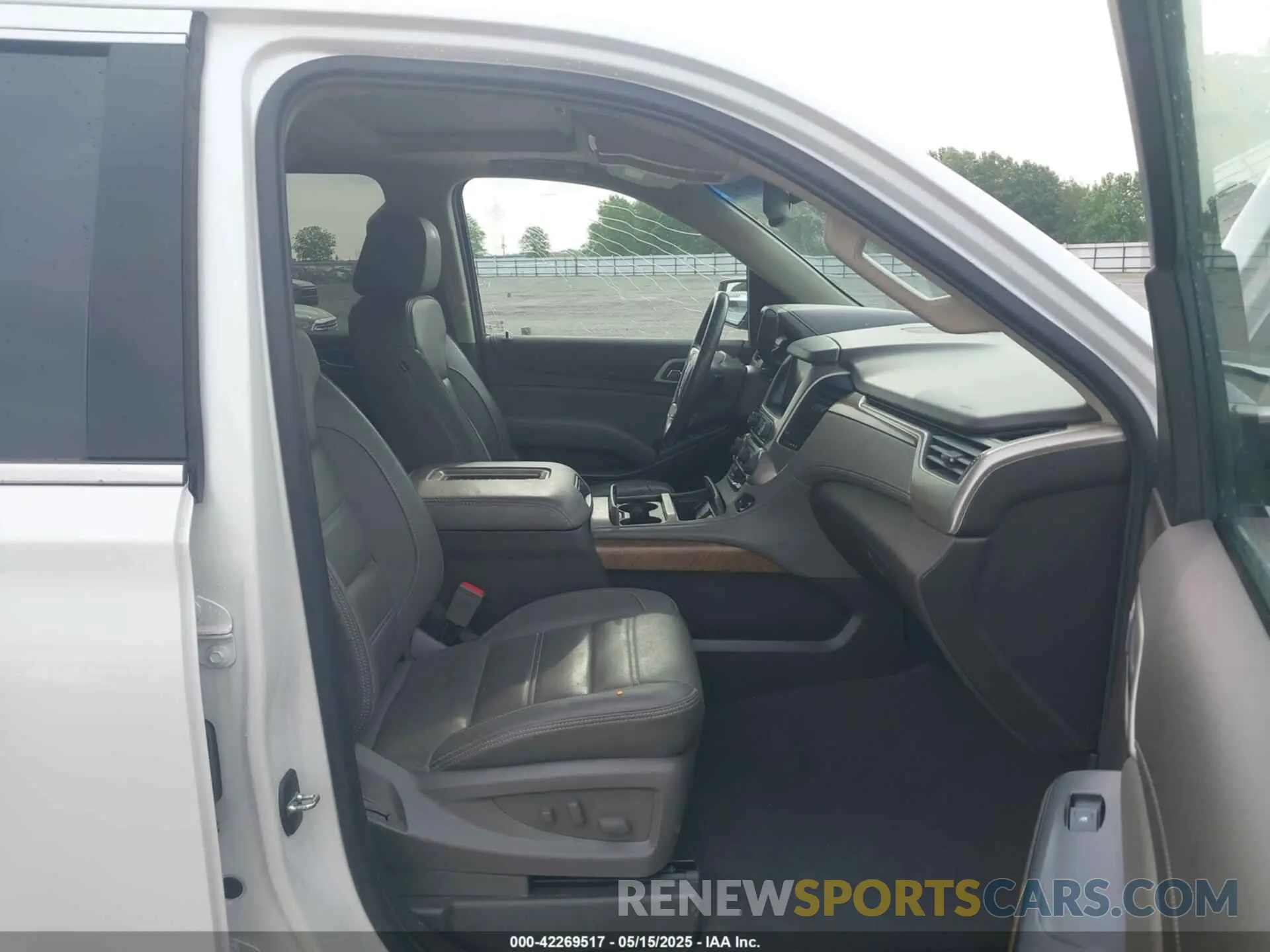 5 Photograph of a damaged car 1GKS2CKJ8KR355981 GMC YUKON 2019