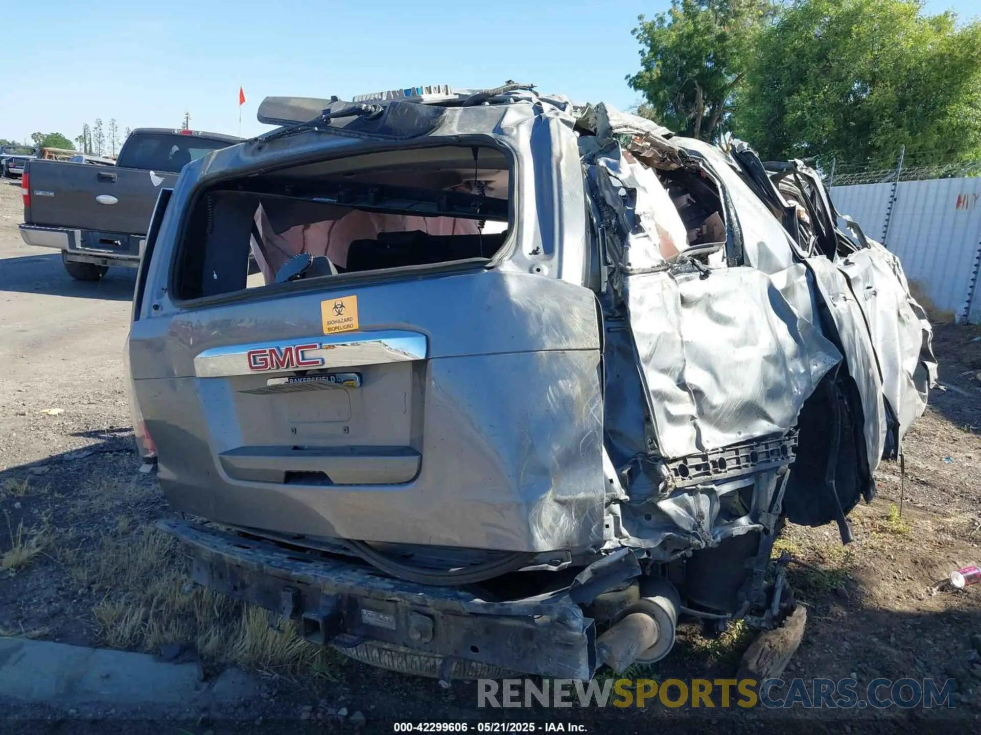 4 Photograph of a damaged car 1GKS2CKJ9KR326585 GMC YUKON 2019