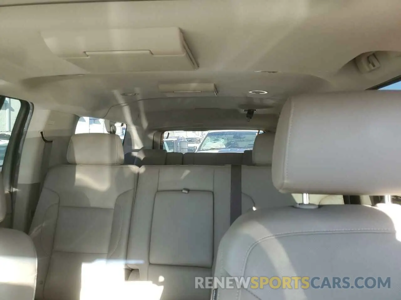 10 Photograph of a damaged car 1GKS2GKC3KR296430 GMC YUKON 2019
