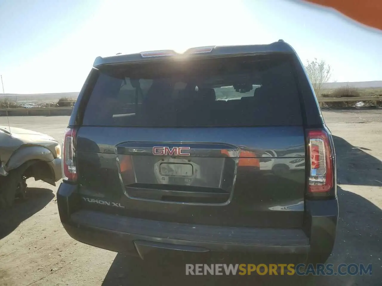6 Photograph of a damaged car 1GKS2GKC3KR296430 GMC YUKON 2019
