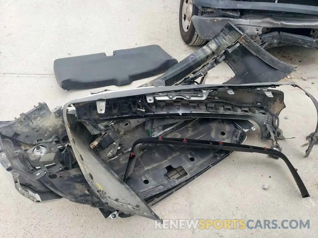 13 Photograph of a damaged car 1GKS2GKC3KR343794 GMC YUKON 2019