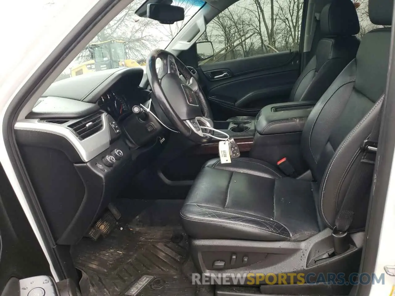 7 Photograph of a damaged car 1GKS2GKC4KR351399 GMC YUKON 2019