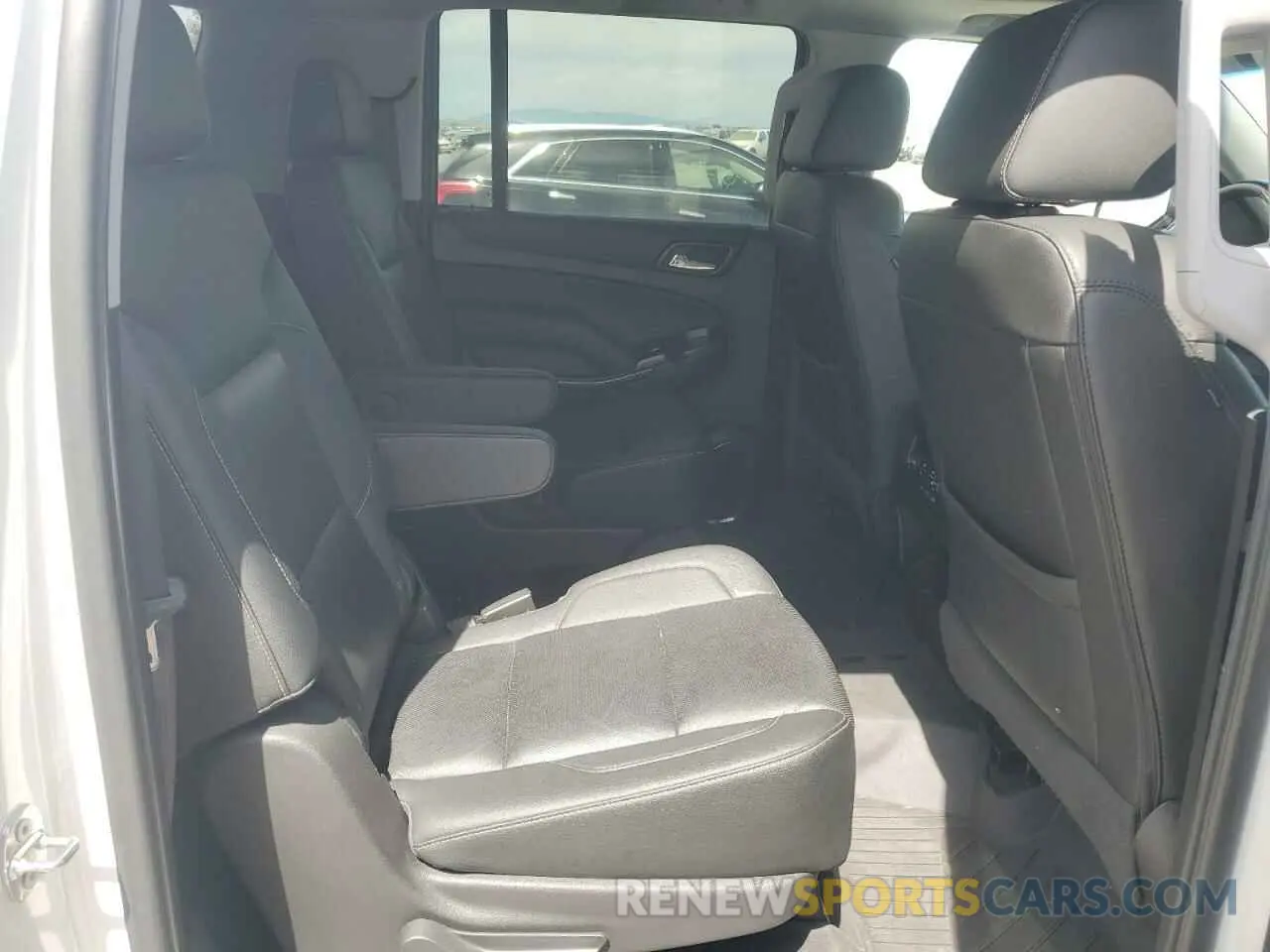 10 Photograph of a damaged car 1GKS2GKC5KR383231 GMC YUKON 2019