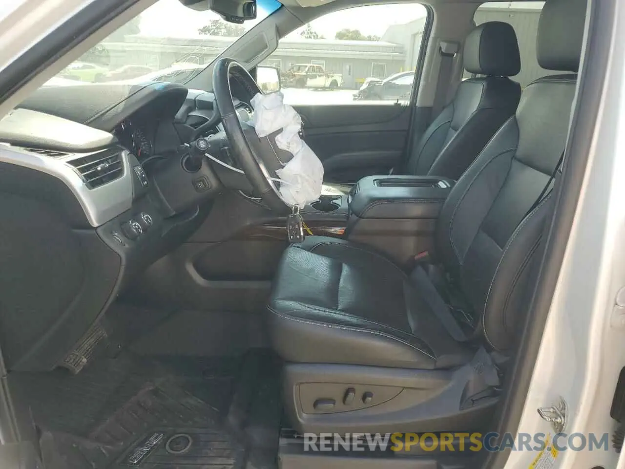 7 Photograph of a damaged car 1GKS2GKC5KR383231 GMC YUKON 2019