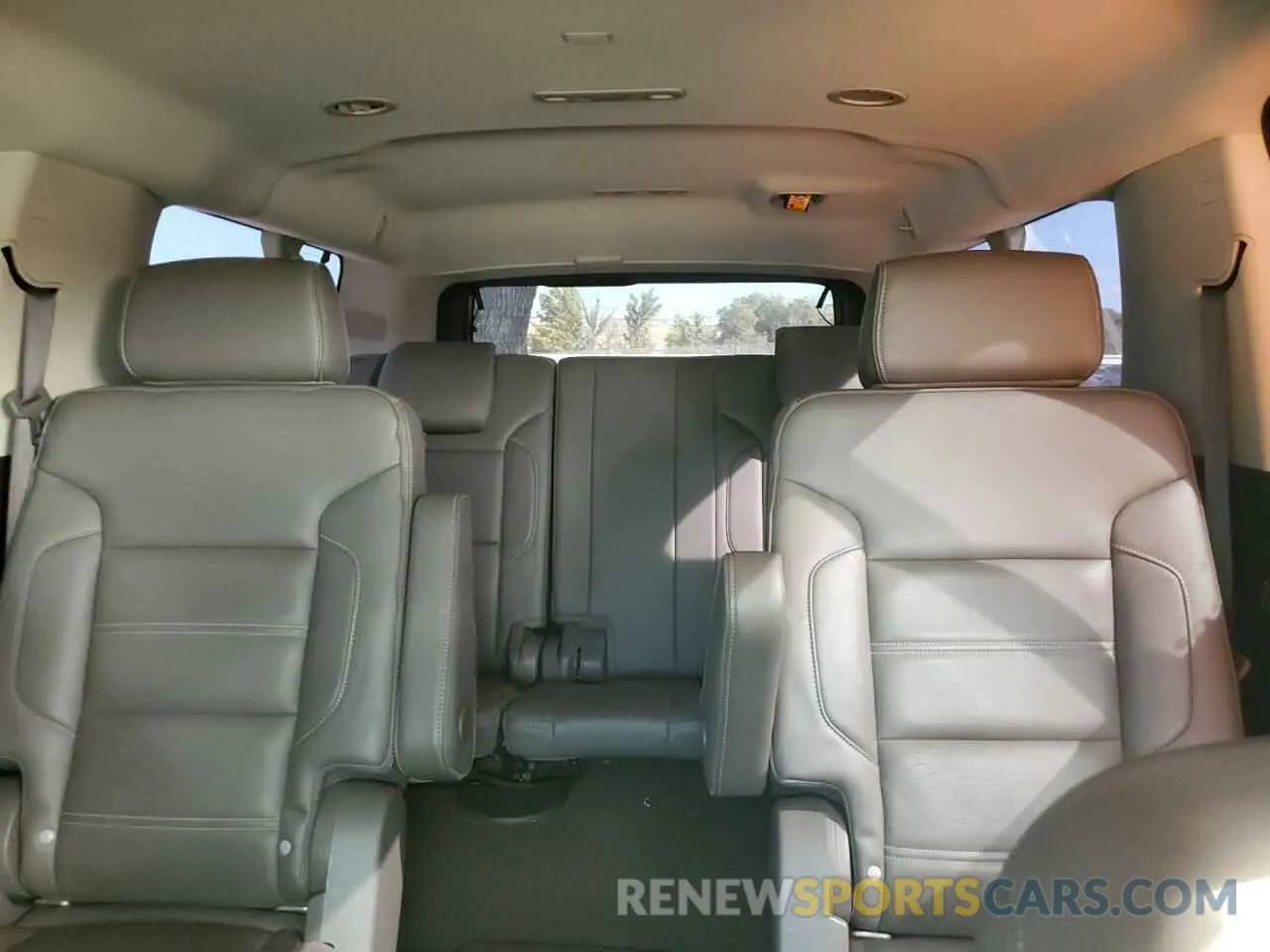 10 Photograph of a damaged car 1GKS2HKJ7KR303318 GMC YUKON 2019