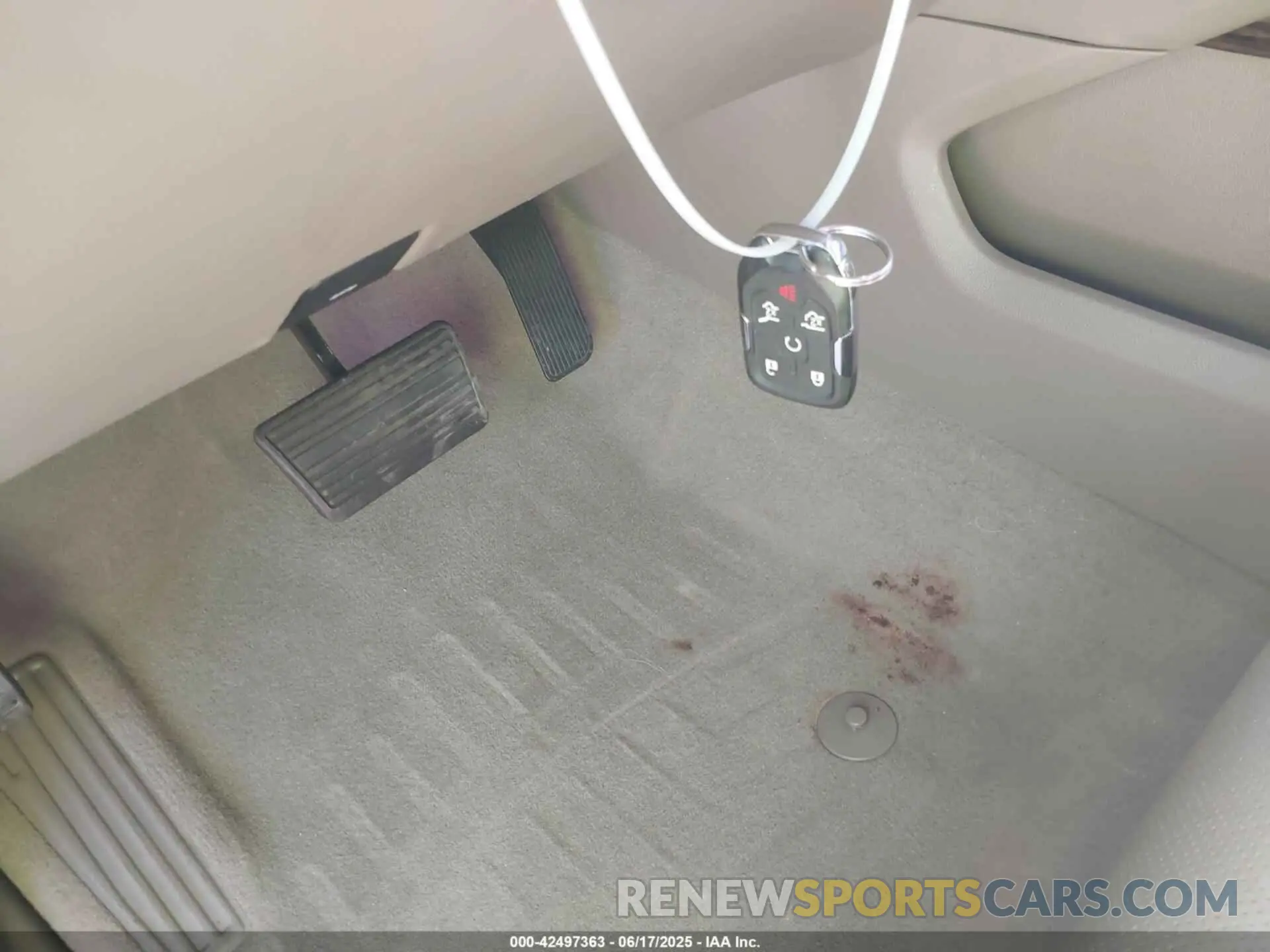11 Photograph of a damaged car 1GKS1BKC1LR290410 GMC YUKON 2020