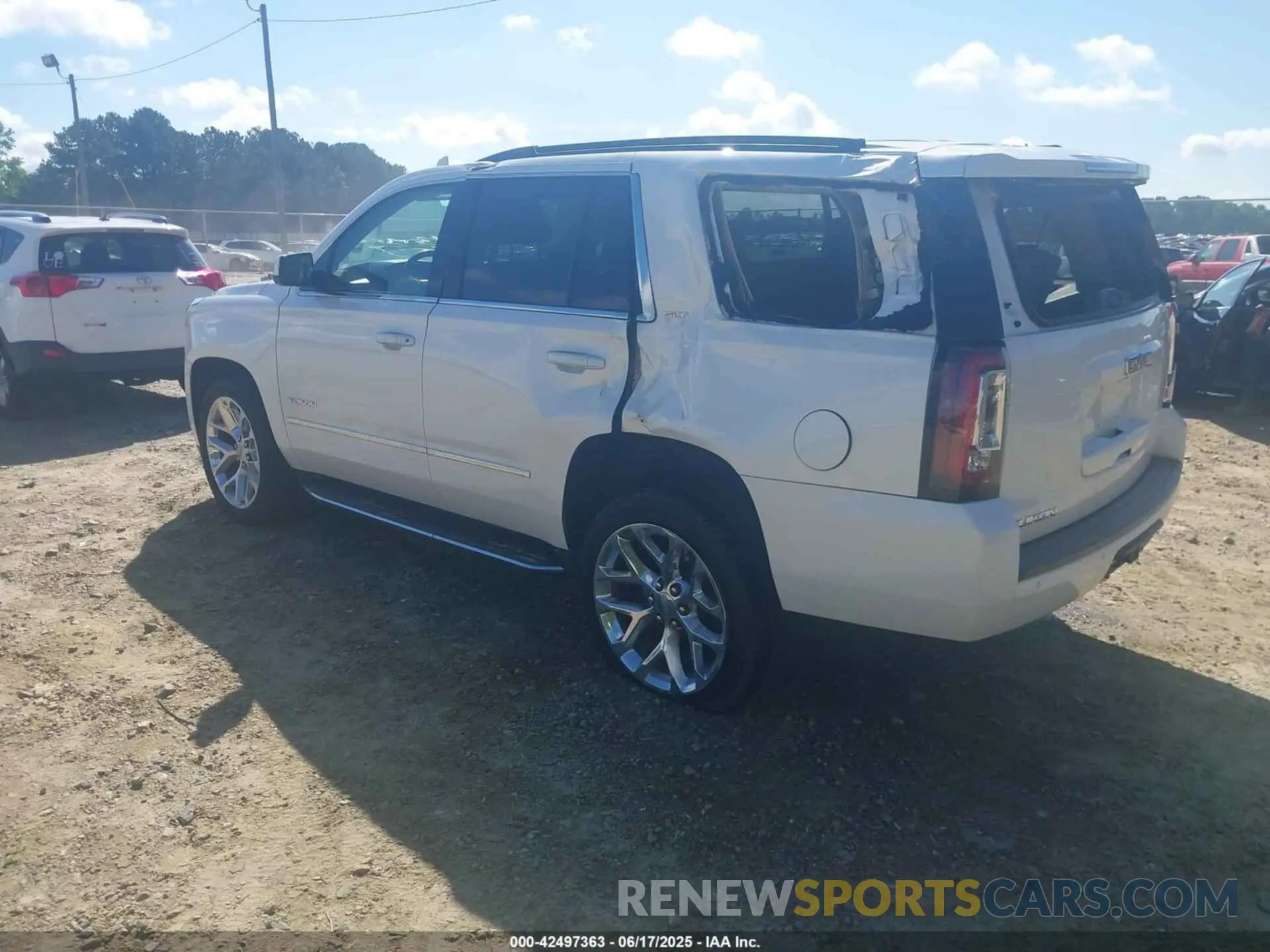 3 Photograph of a damaged car 1GKS1BKC1LR290410 GMC YUKON 2020