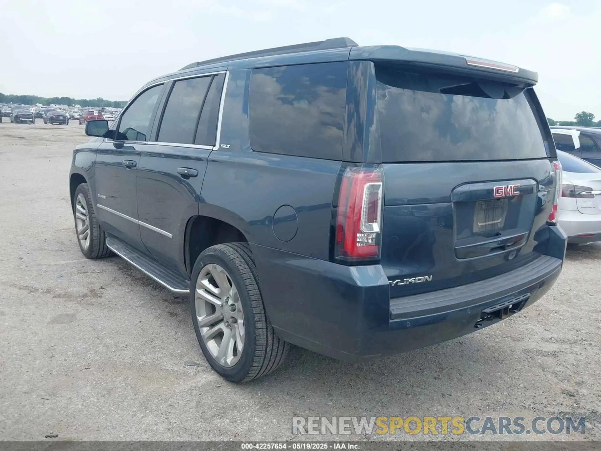 3 Фотография поврежденного автомобиля 1GKS1BKC3LR170298 GMC YUKON 2020