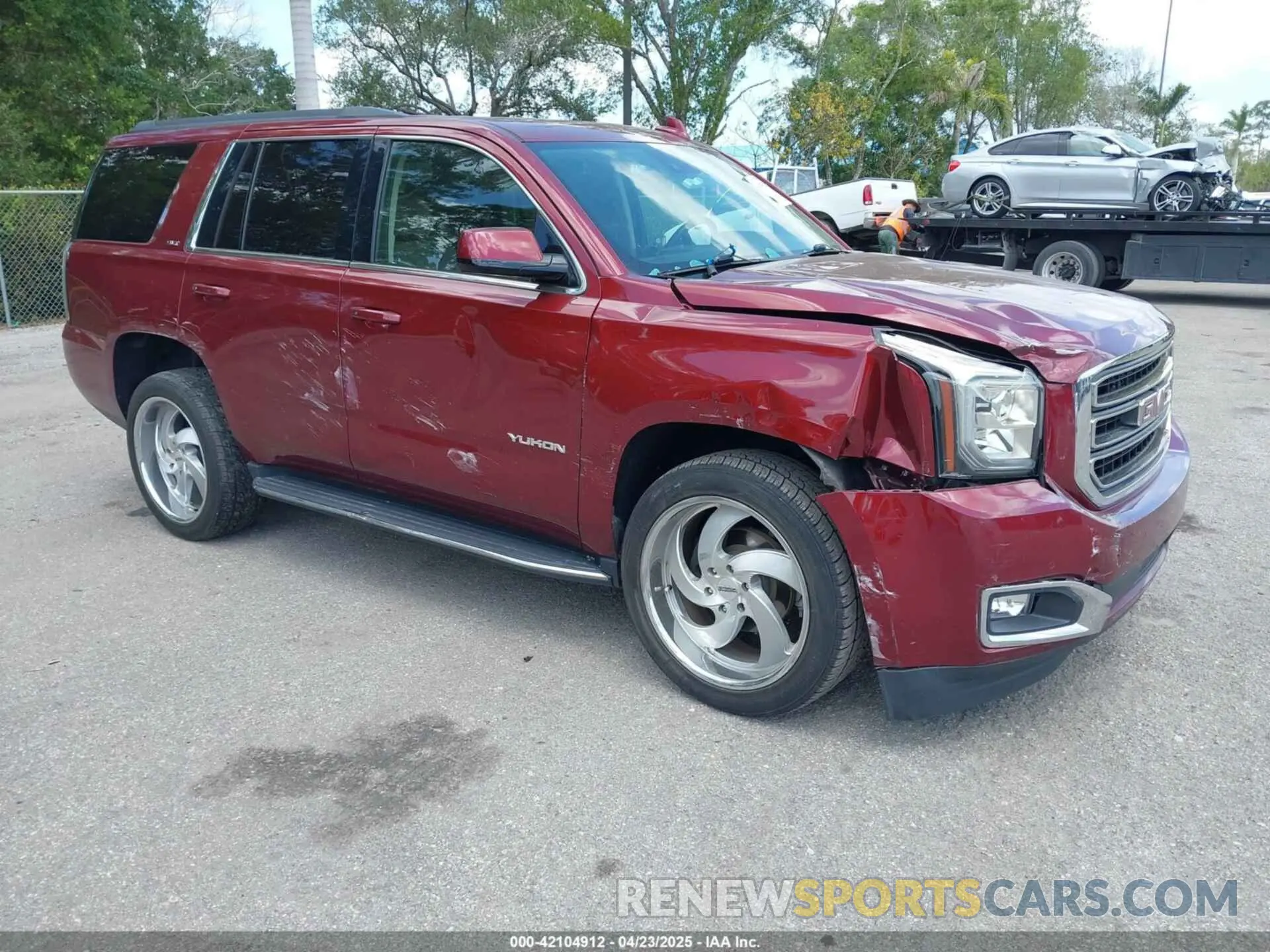 1 Фотография поврежденного автомобиля 1GKS1BKC4LR242383 GMC YUKON 2020