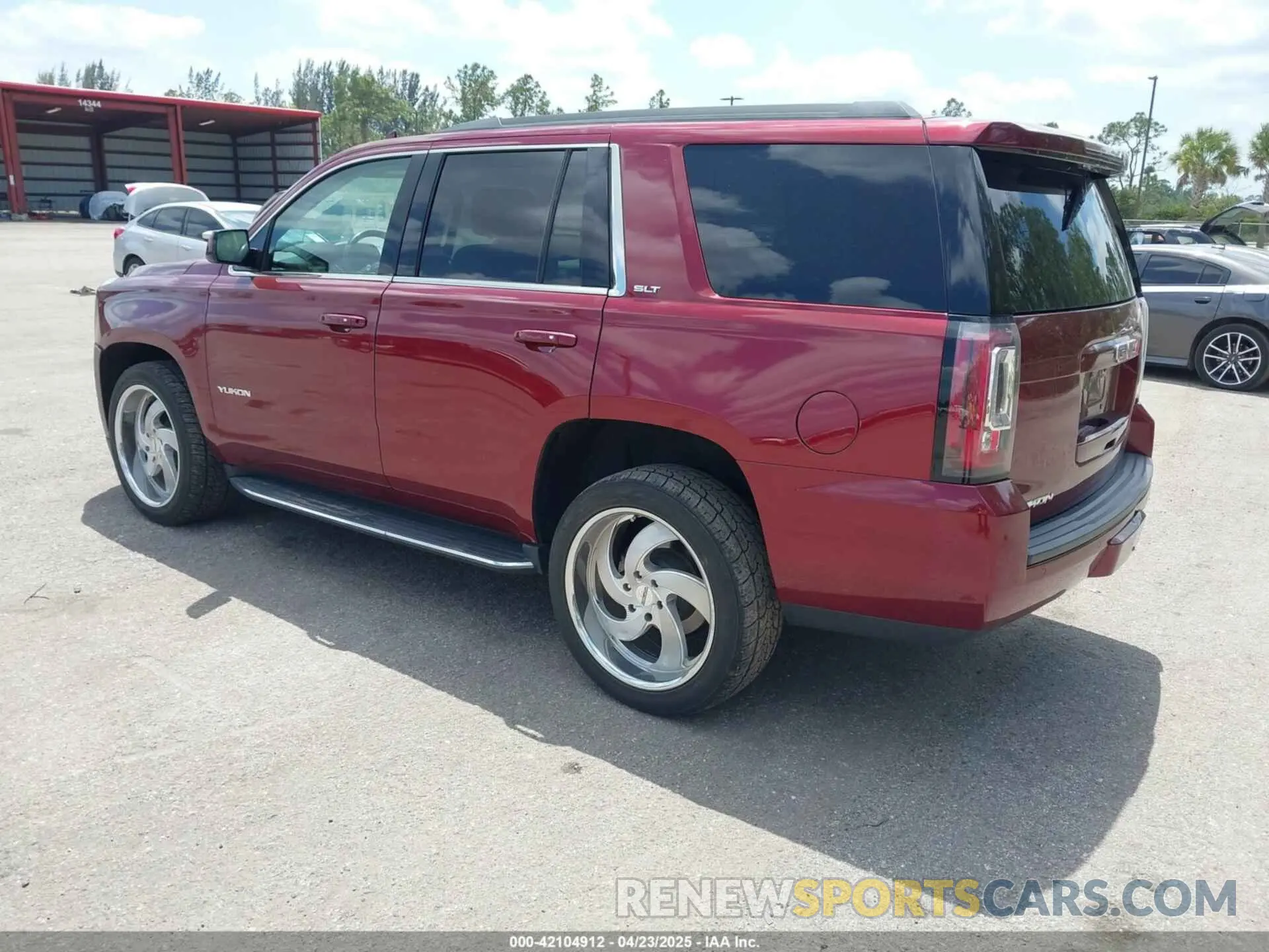 3 Фотография поврежденного автомобиля 1GKS1BKC4LR242383 GMC YUKON 2020