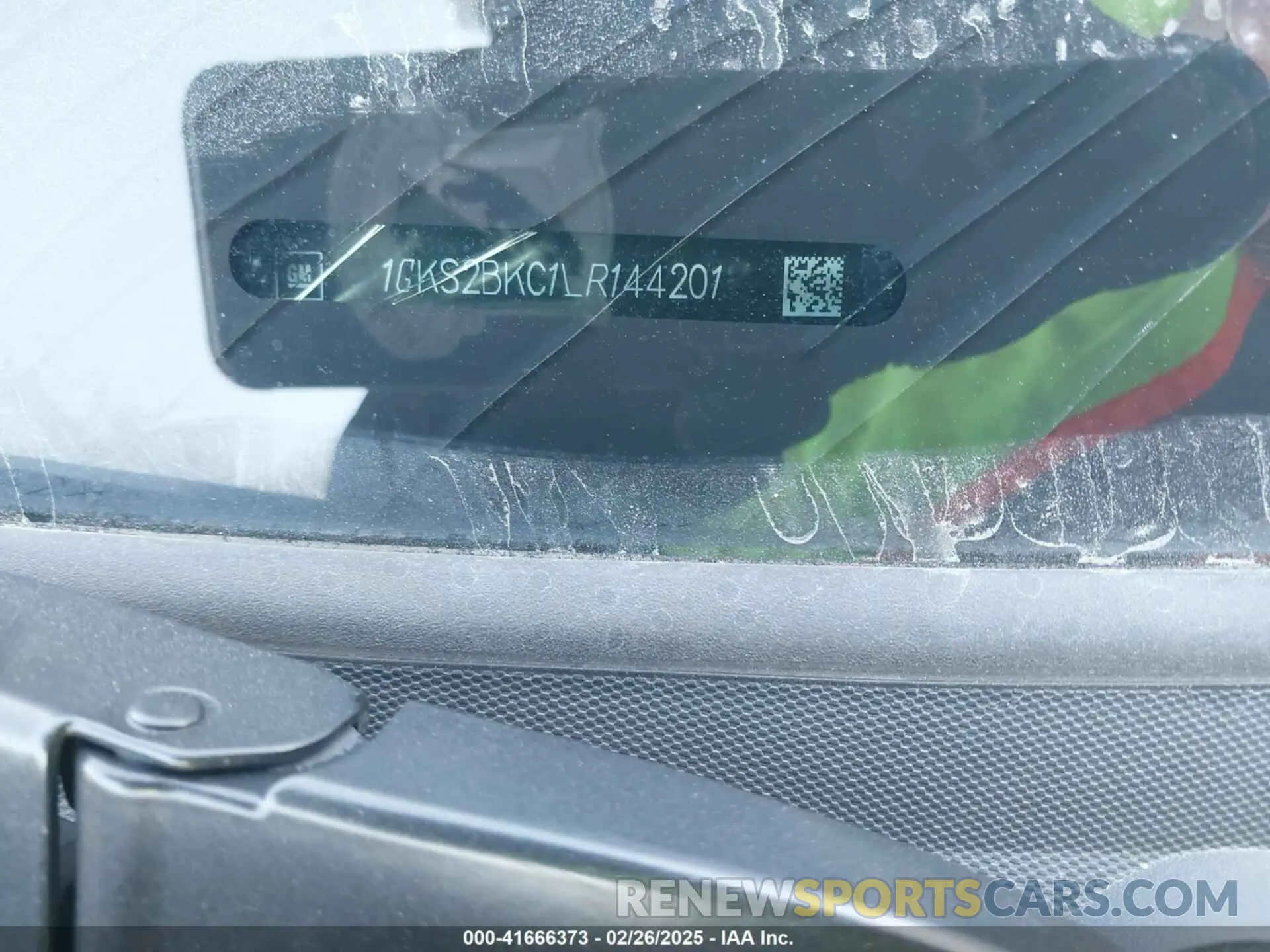 9 Photograph of a damaged car 1GKS2BKC1LR144201 GMC YUKON 2020