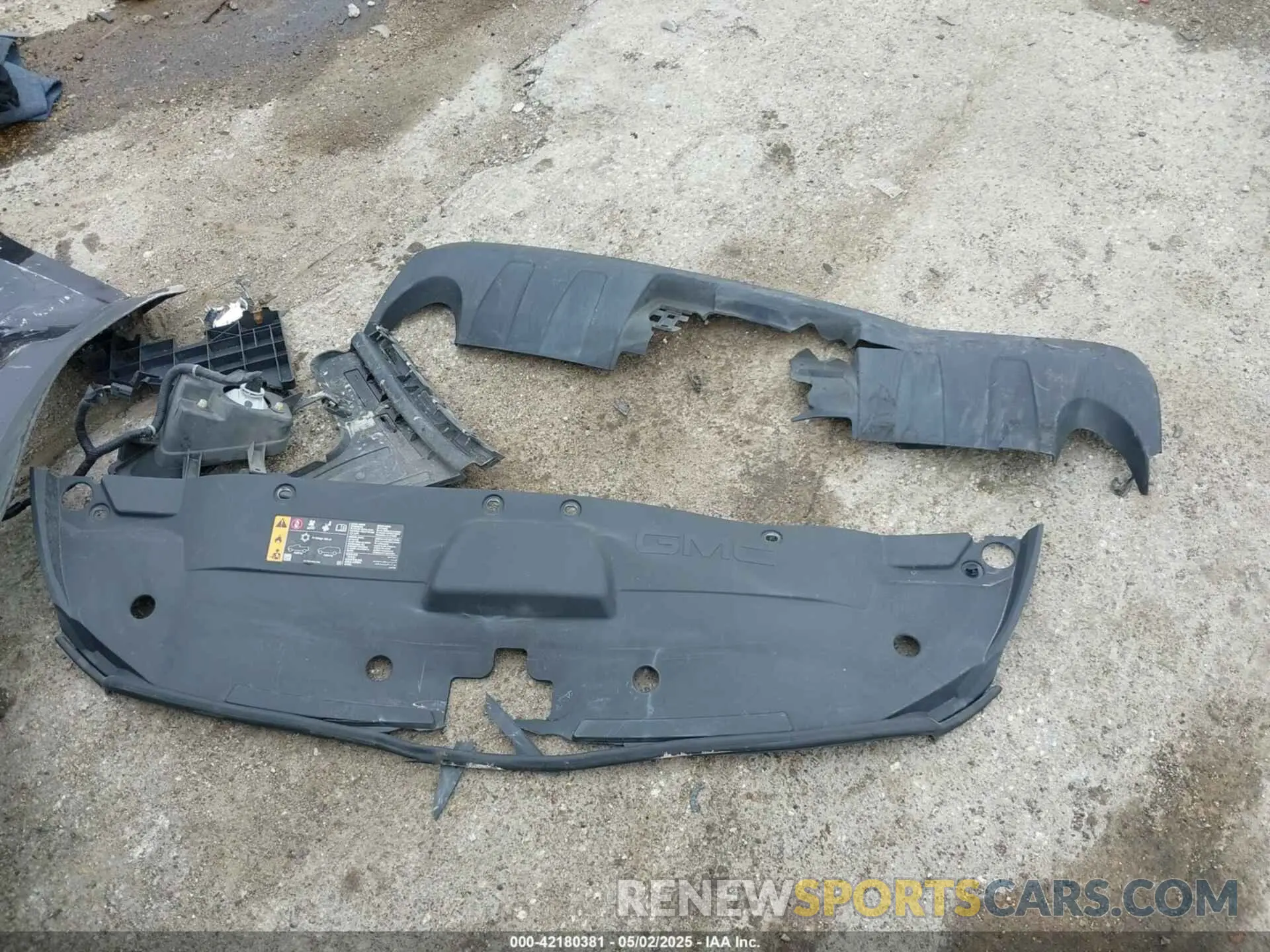 12 Photograph of a damaged car 1GKS2CKJ4LR137778 GMC YUKON 2020