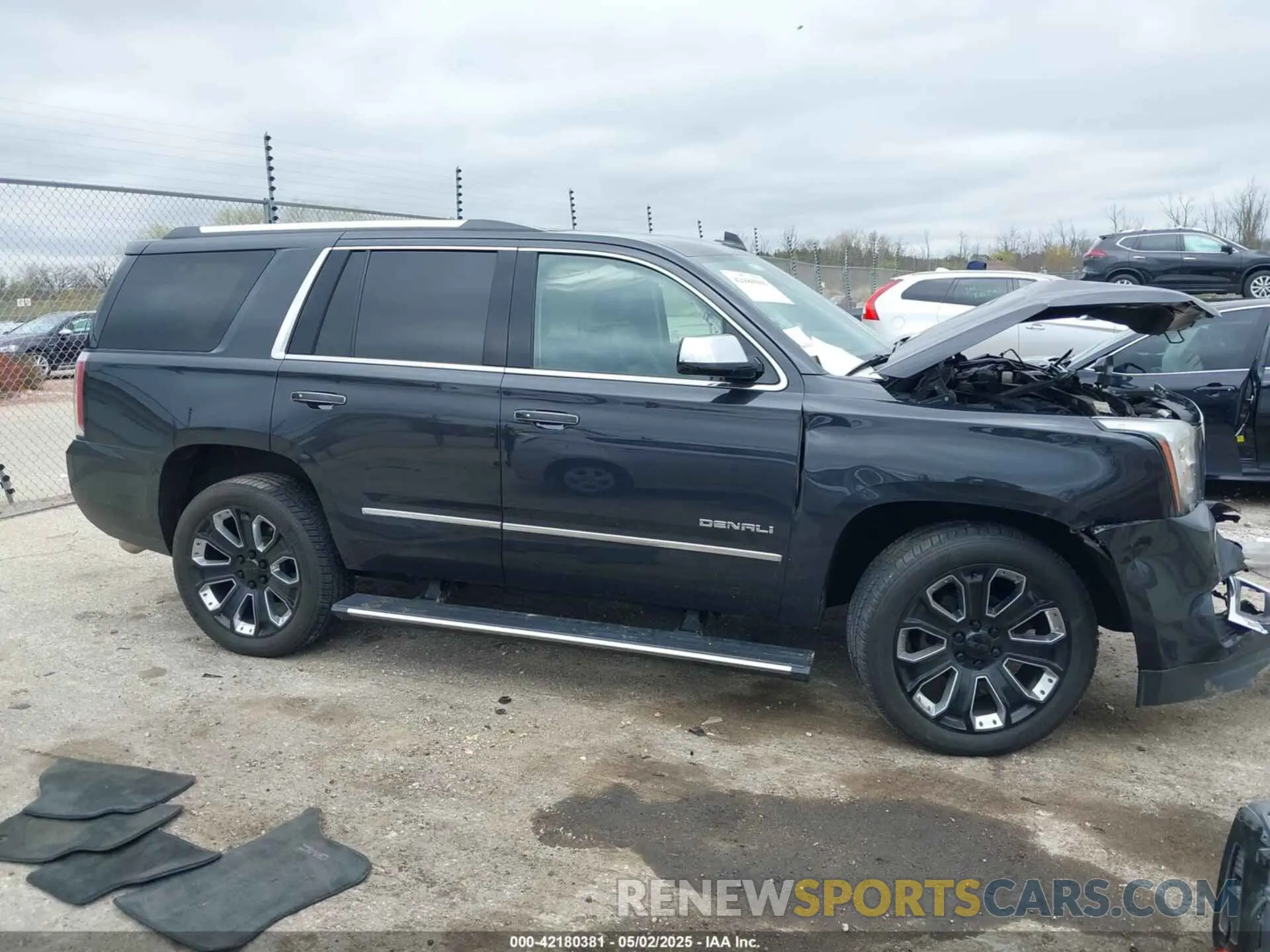 14 Photograph of a damaged car 1GKS2CKJ4LR137778 GMC YUKON 2020