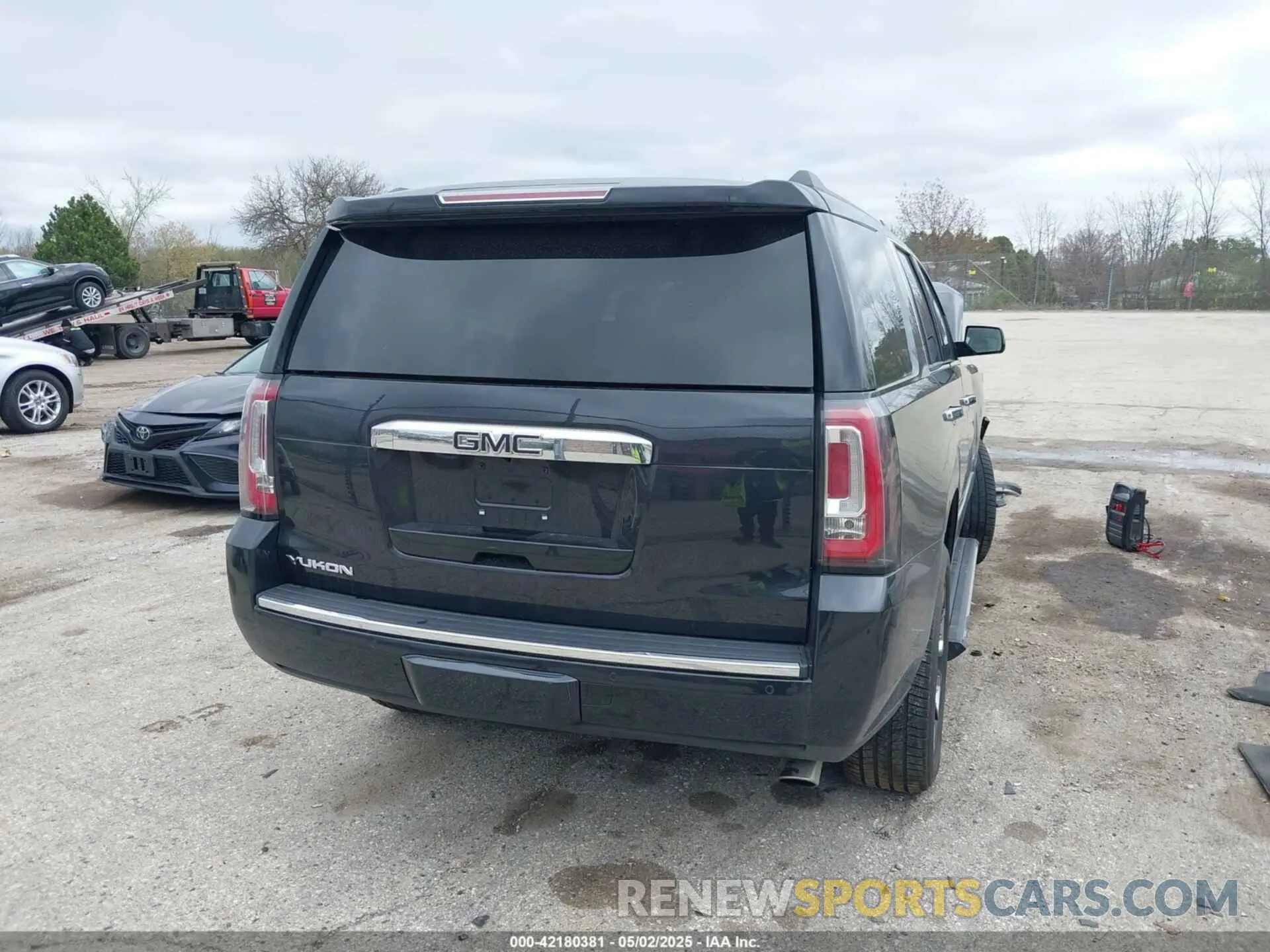 17 Photograph of a damaged car 1GKS2CKJ4LR137778 GMC YUKON 2020