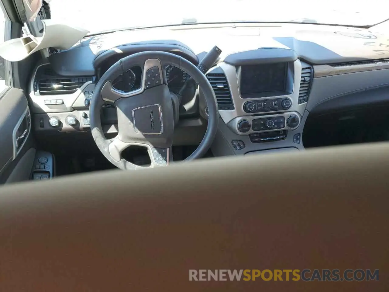 8 Photograph of a damaged car 1GKS2CKJXLR117616 GMC YUKON 2020