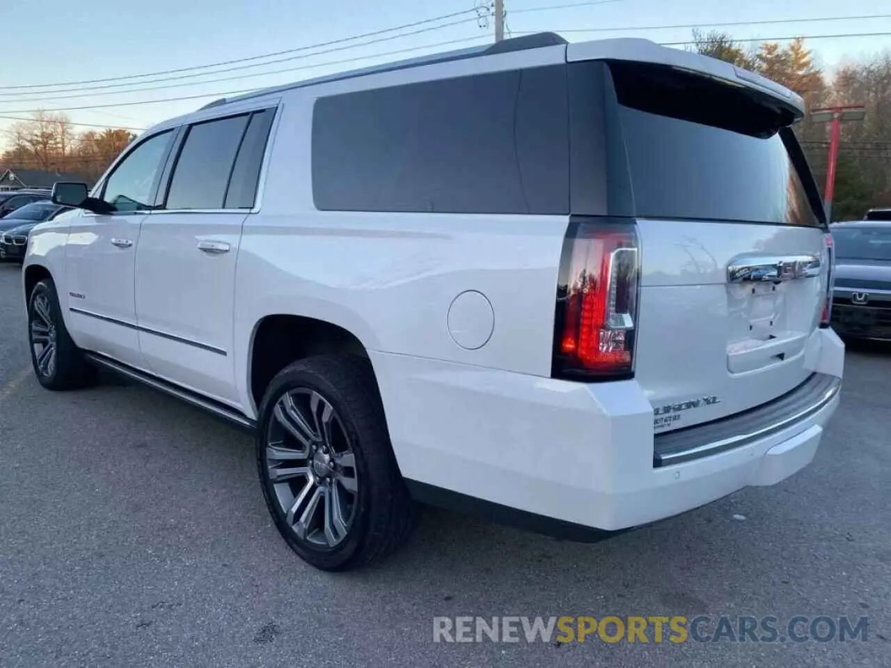 3 Photograph of a damaged car 1GKS2HKJ6LR272614 GMC YUKON 2020