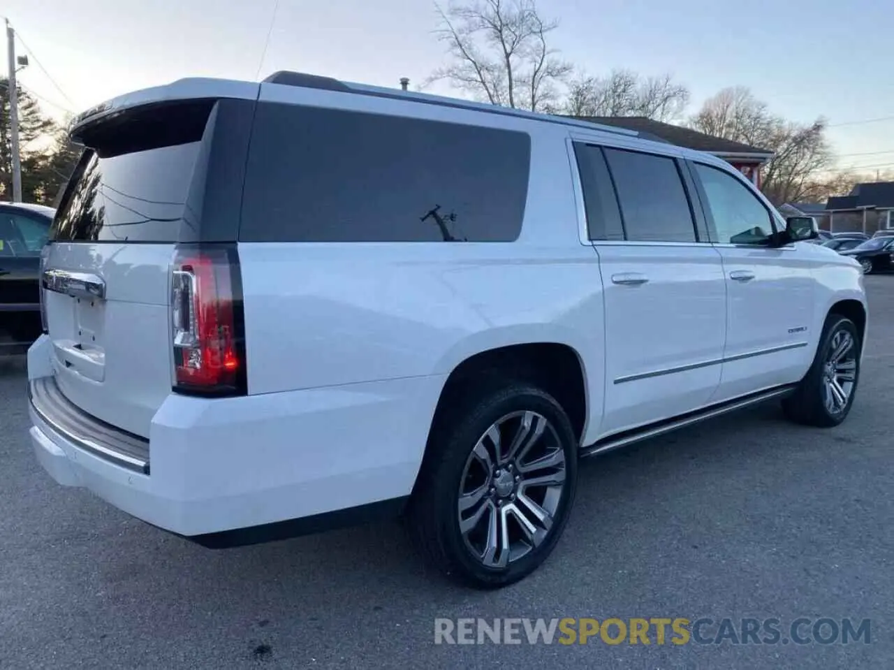 4 Photograph of a damaged car 1GKS2HKJ6LR272614 GMC YUKON 2020