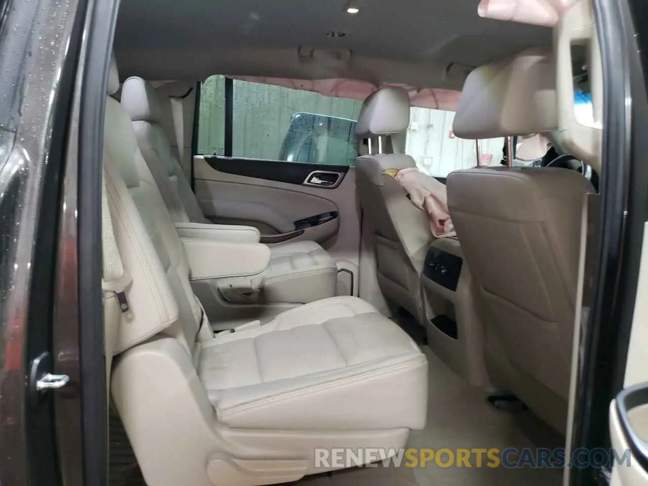 11 Photograph of a damaged car 1GKS2HKJXLR286290 GMC YUKON 2020