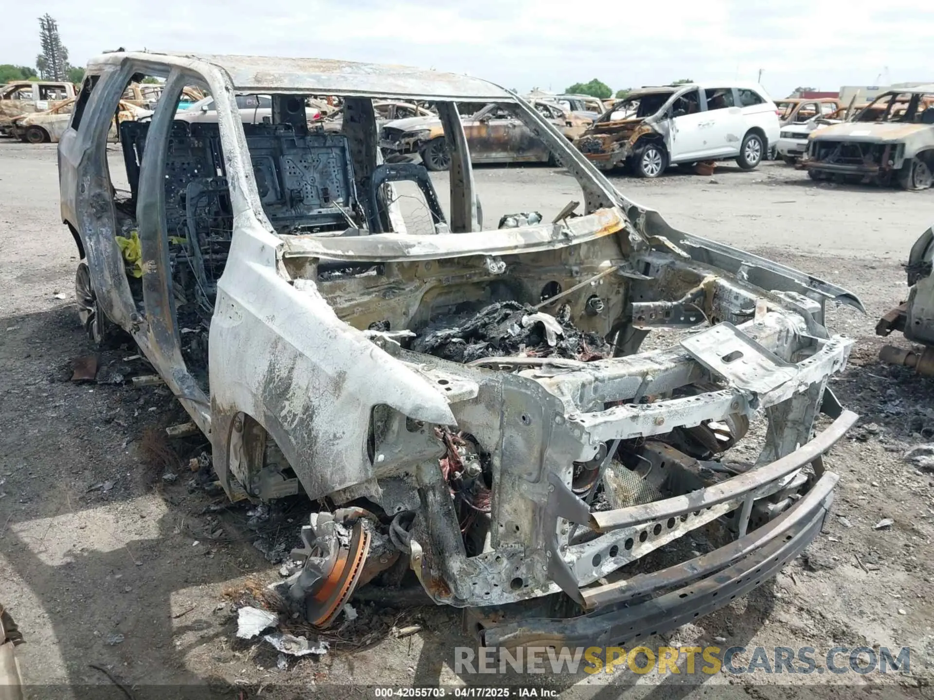 1 Photograph of a damaged car 1GKS1BKD0MR249521 GMC YUKON 2021
